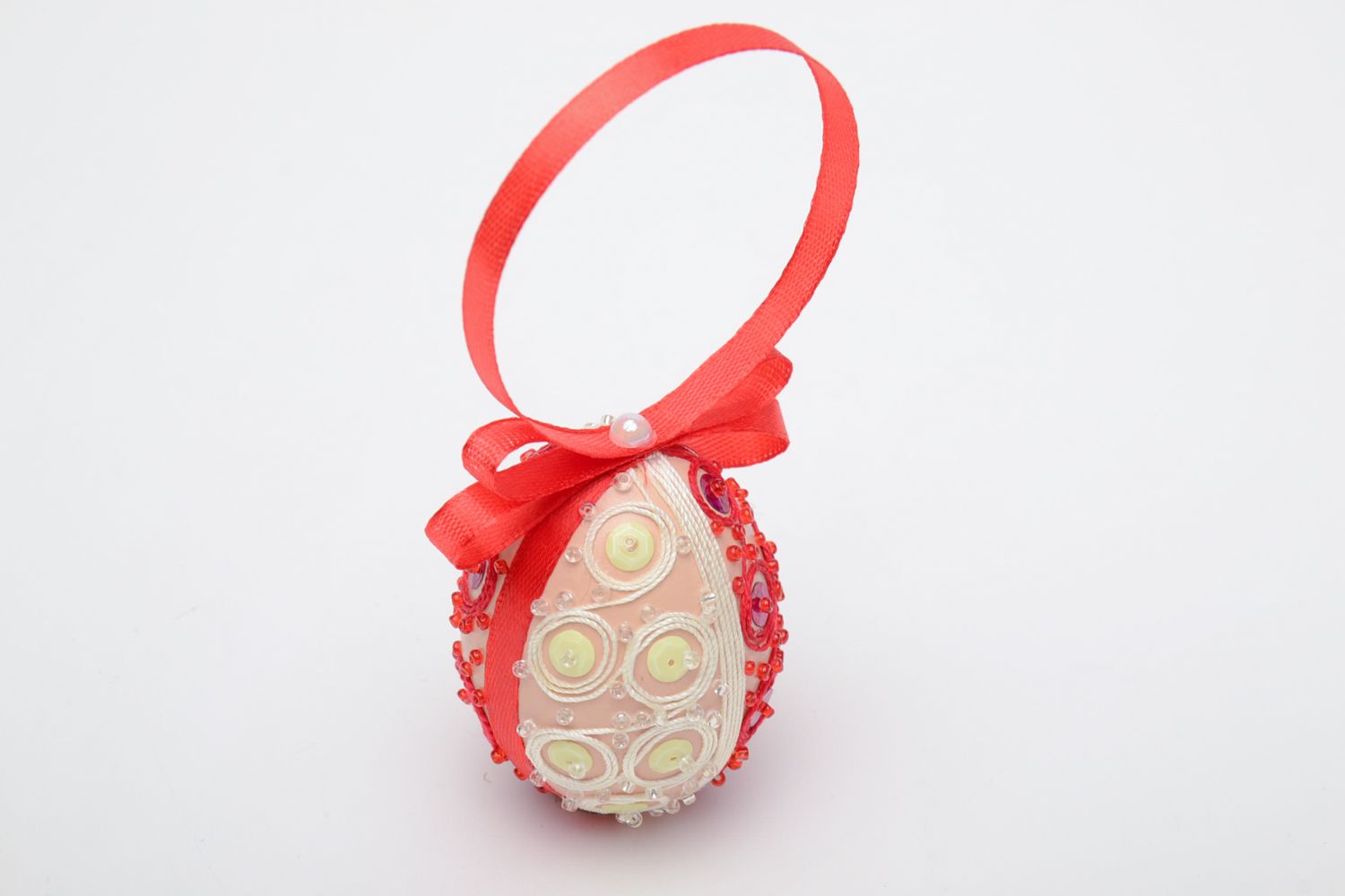 Huevo de Pascua decorado con abalorios e hilso foto 3