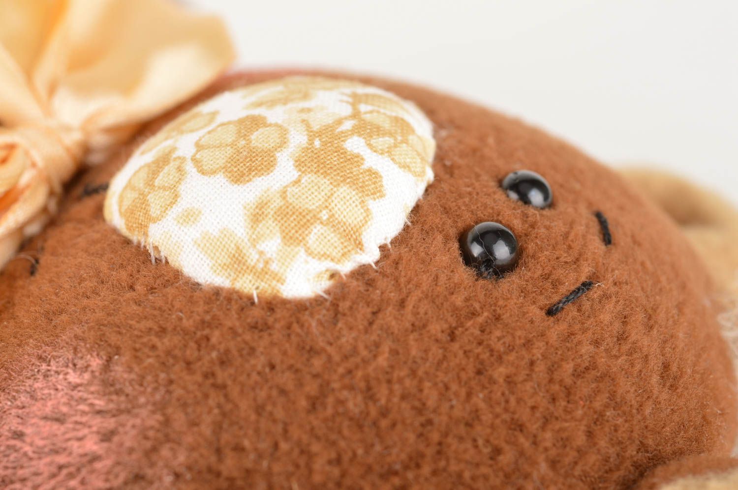Jouet ourson brun avec noeud fait main en tissu polaire décoratif petit photo 4