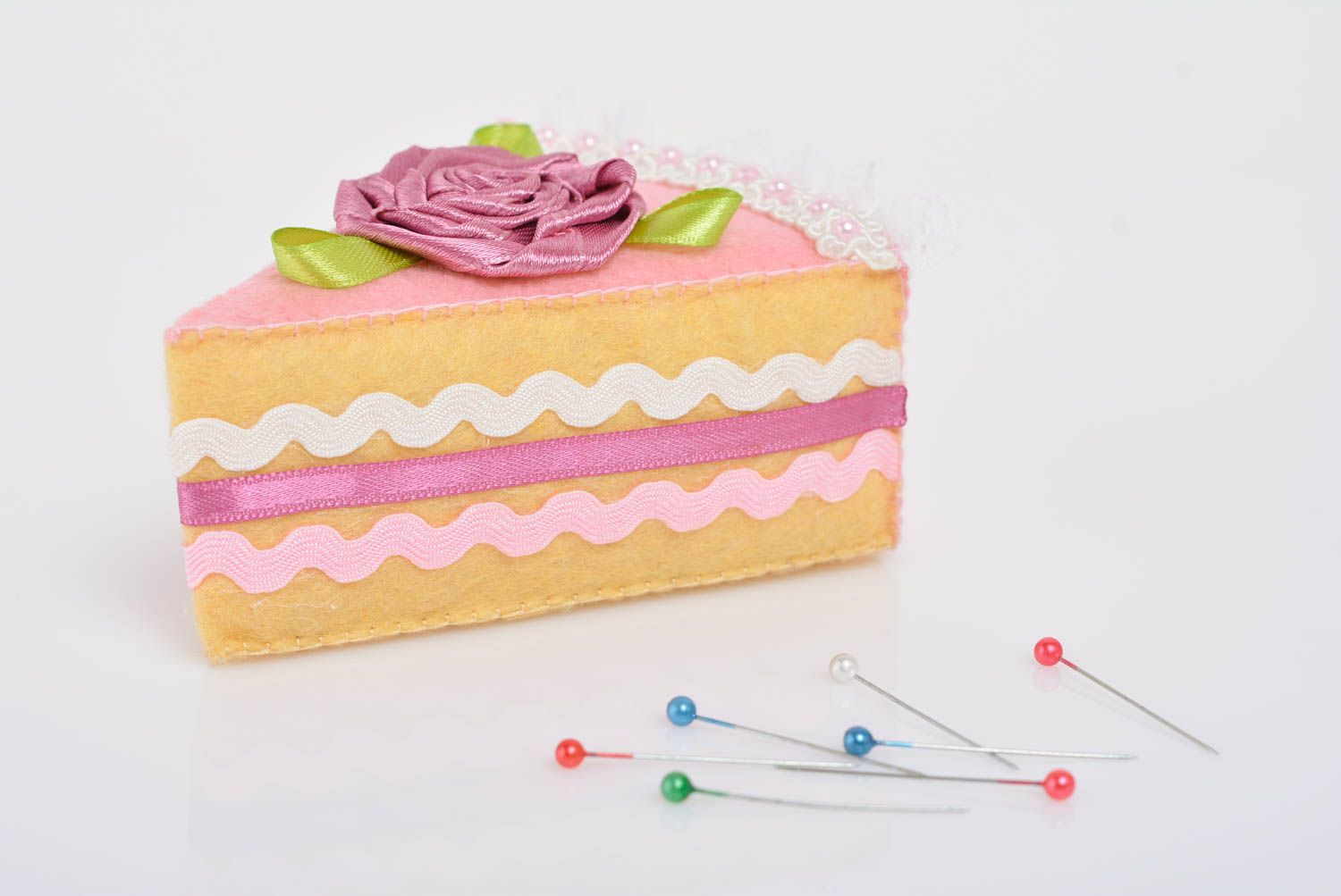 Pique-aiguilles gâteau à la cerise en feutre fait main original pour couture photo 3