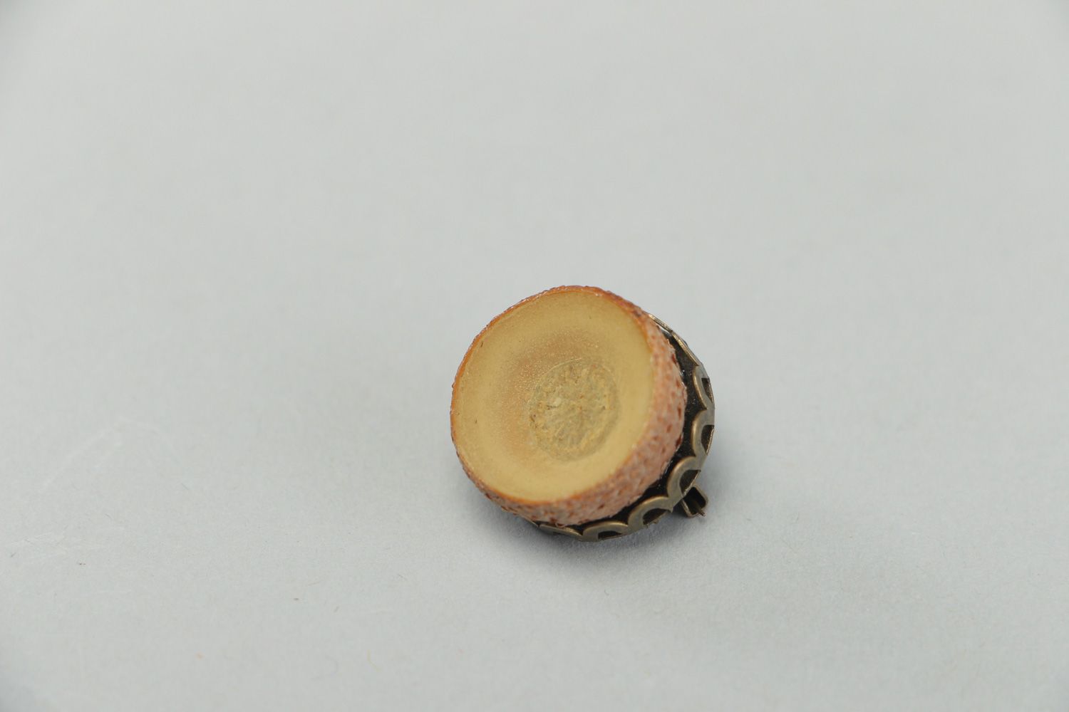 Petite broche originale avec cupule de gland en résine époxyde faite main photo 2