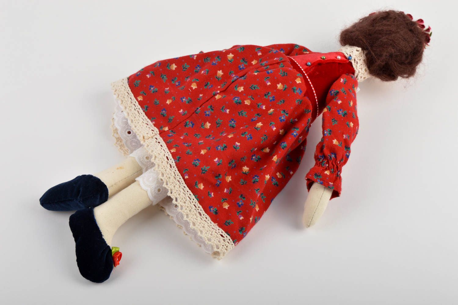 Кукла ручной работы мягкая кукла в красном платье кукла из ткани красивая фото 3