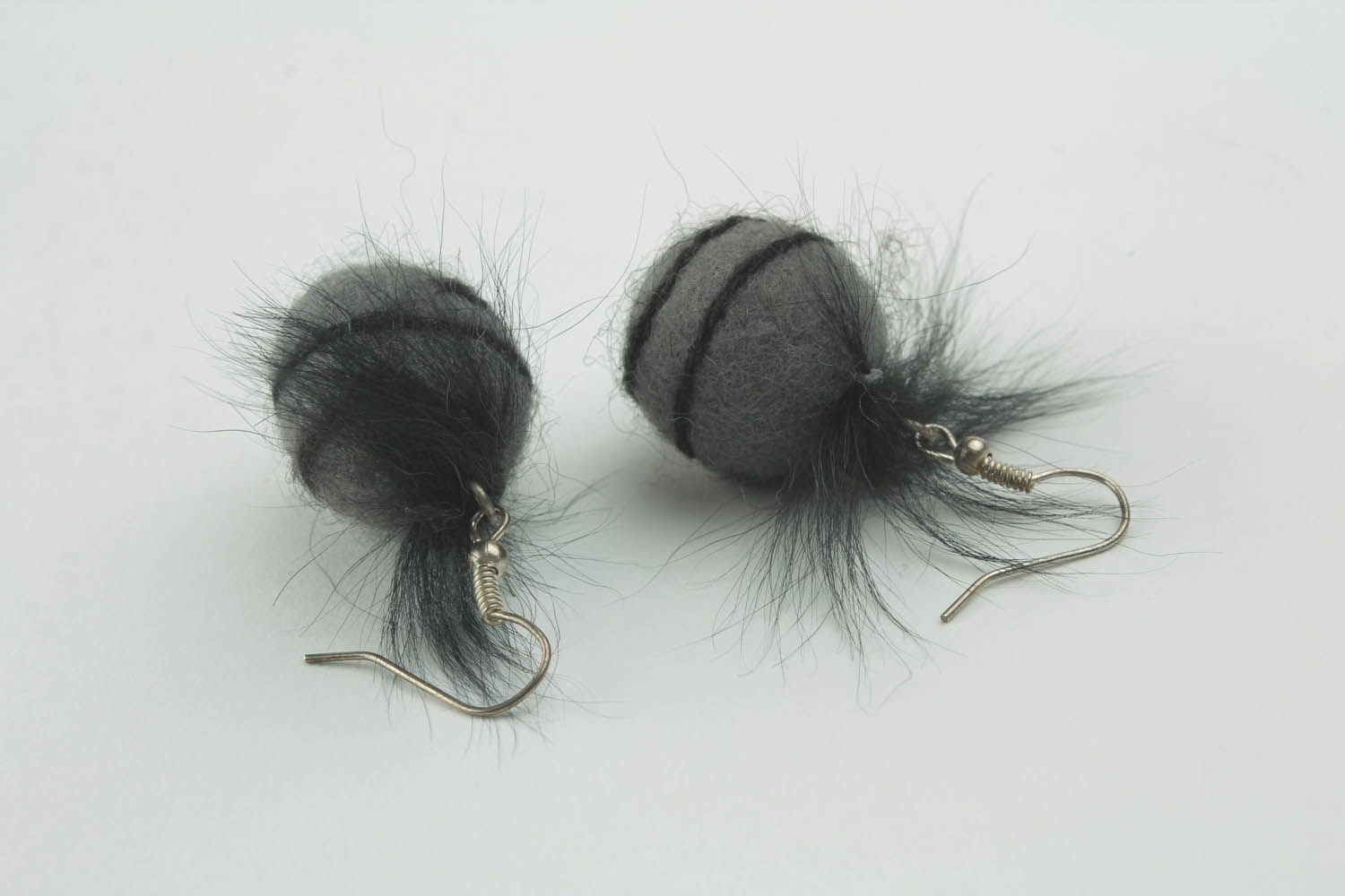 Boucles d'oreilles en laine faites main photo 2
