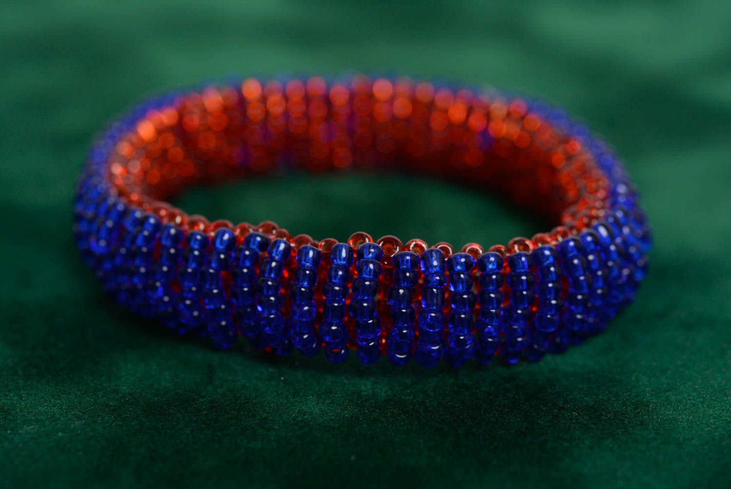 Простой повседневный браслет из бисера двухцветный красно-синий ручной работы фото 3