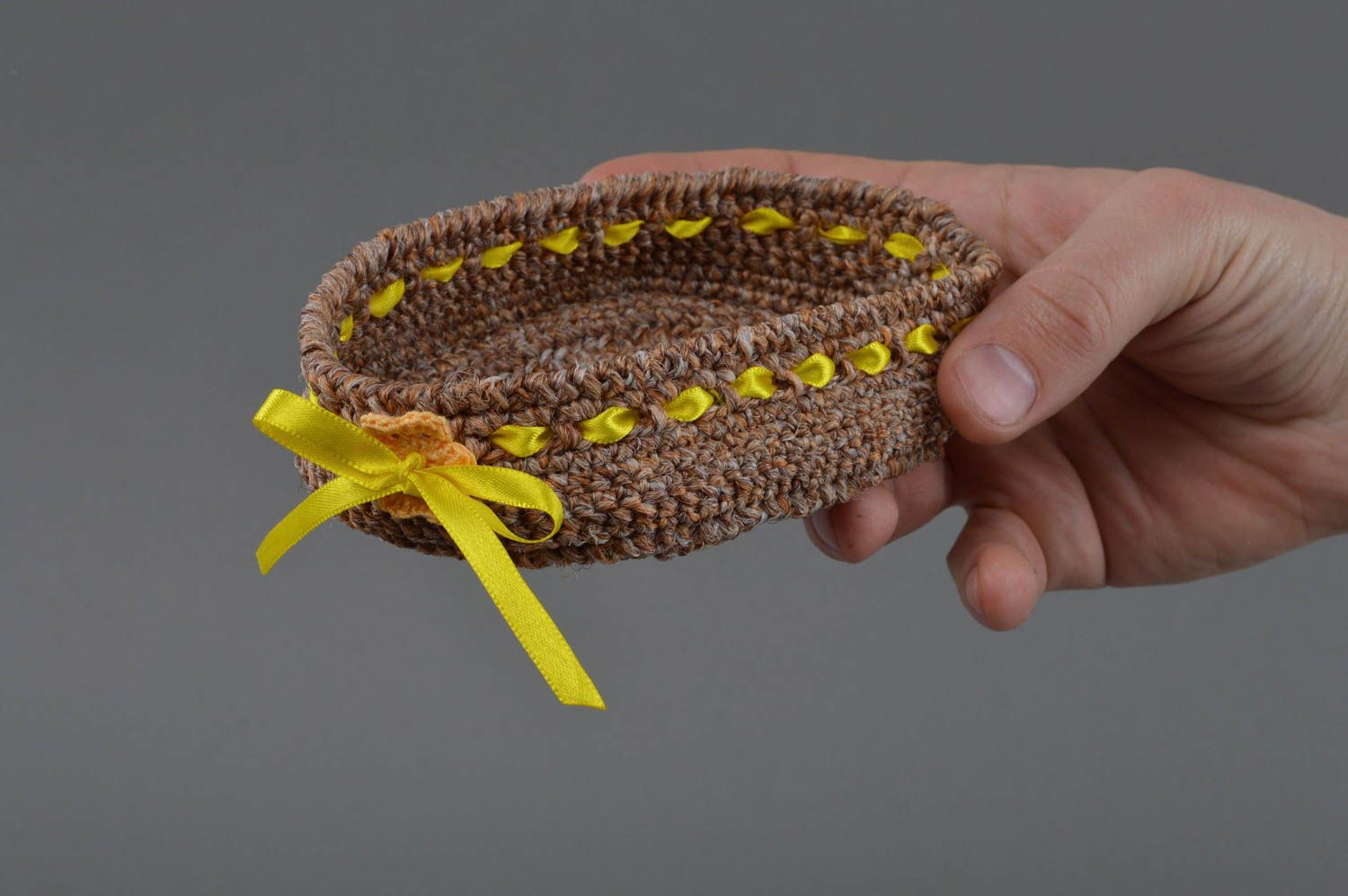 Мягкая игрушка ручной работы в виде коричневой корзинки вязаная синтетическая фото 4
