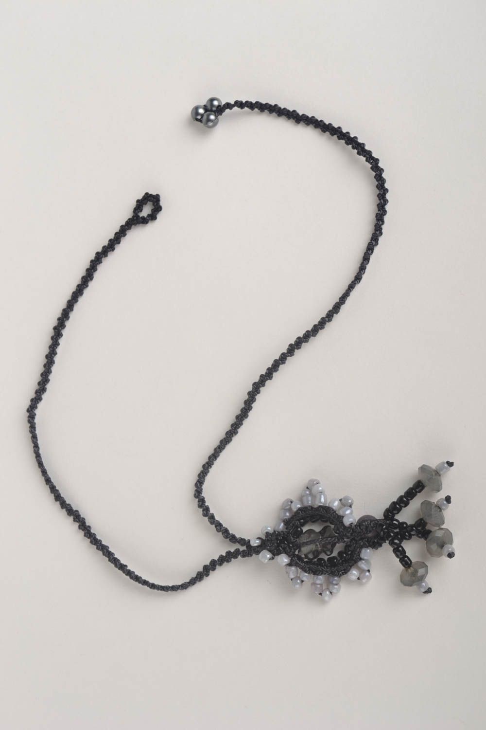 Pendentif noir Bijoux fait main Accessoire femme avec perles fantaisie noires photo 2