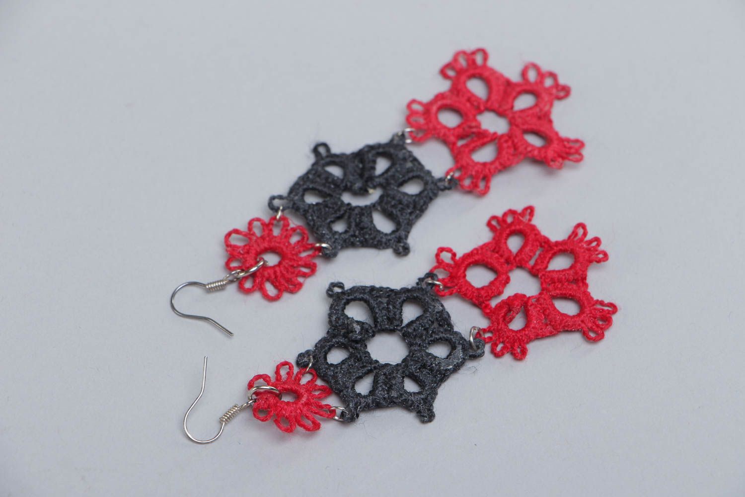 Handmade long tatting woven earrings with red and black flowers photo 4