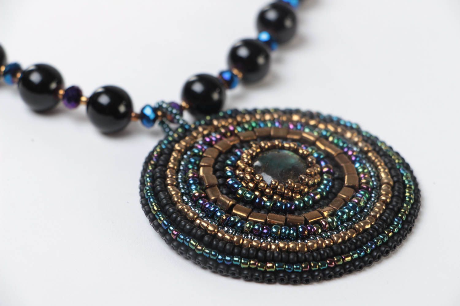 Schwarzes handgemachtes Collier aus Glasperlen und Natursteinen für Frauen foto 3