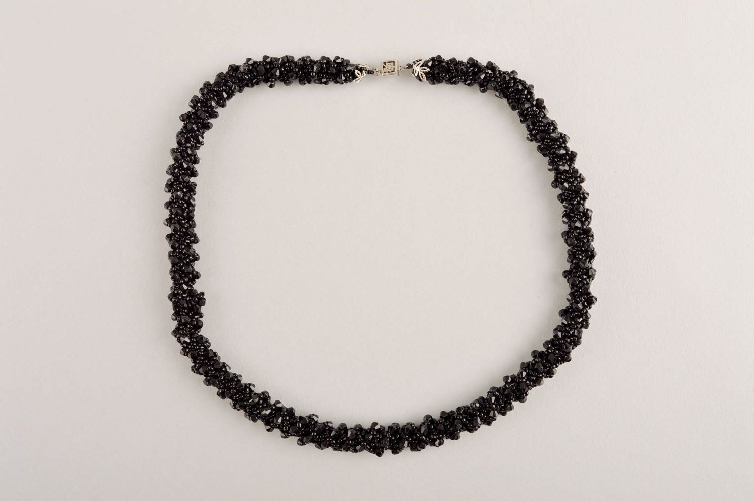 Collier femme Bijou fait main noir en perles de rocaille stylé Cadeau femme photo 2