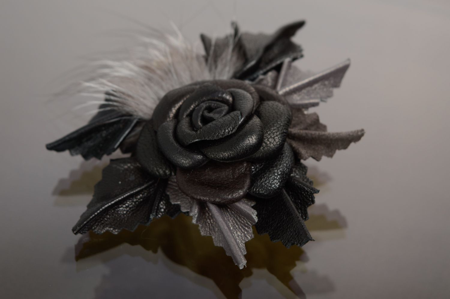 Broche barrette faite main originale en cuir Fleur noire photo 1