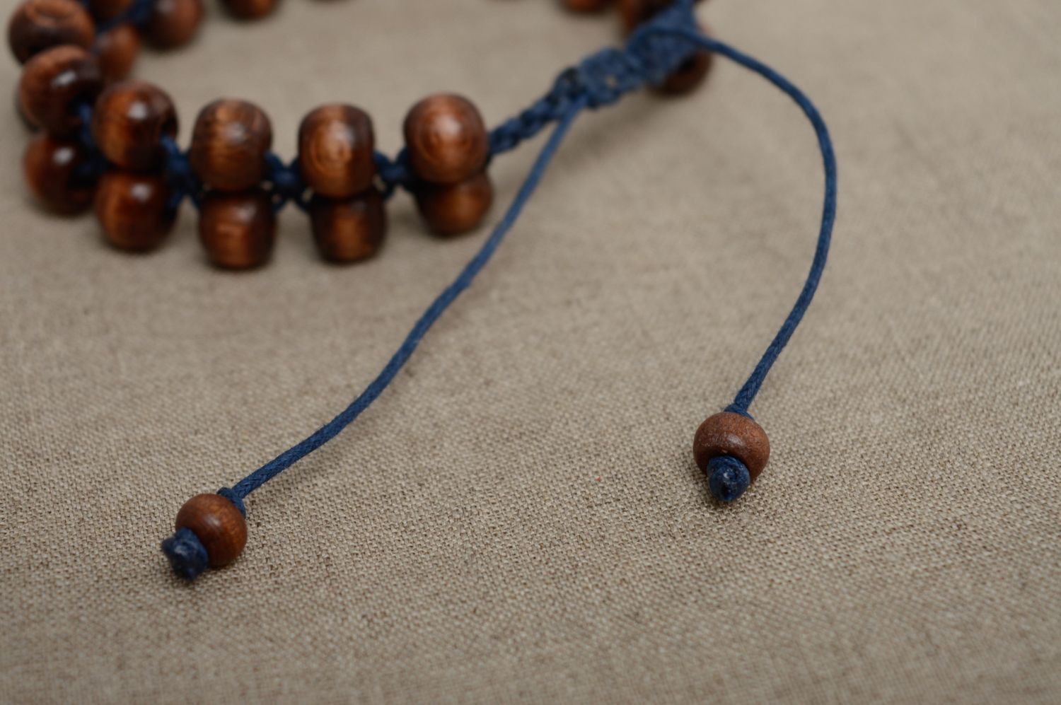 Плетеный браслет макраме из деревянных бусин и вощеного шнурка на завязках фото 4