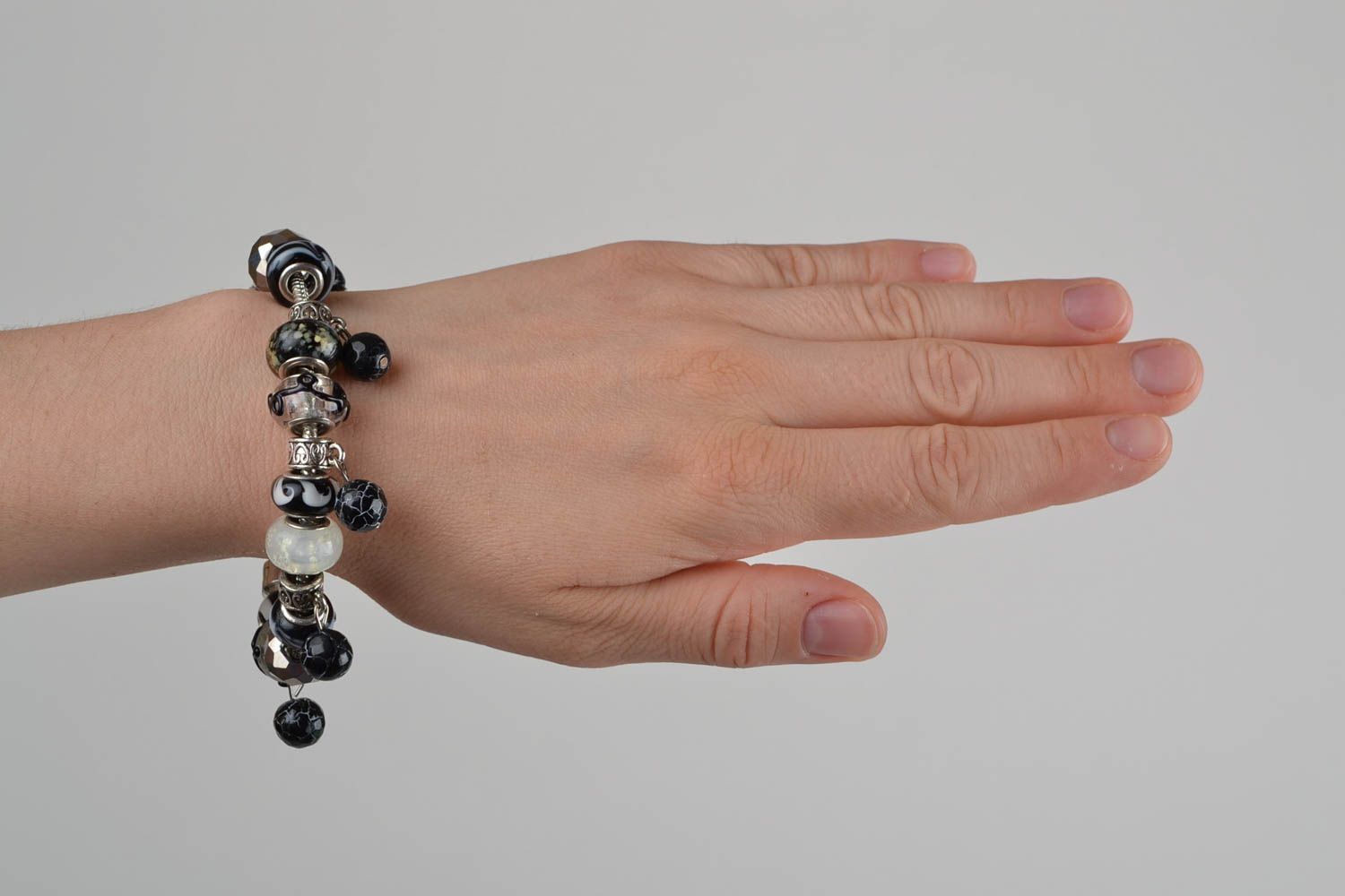 Bracelet en perles de verre et agate fait main bijou noir blanc pour femme  photo 2
