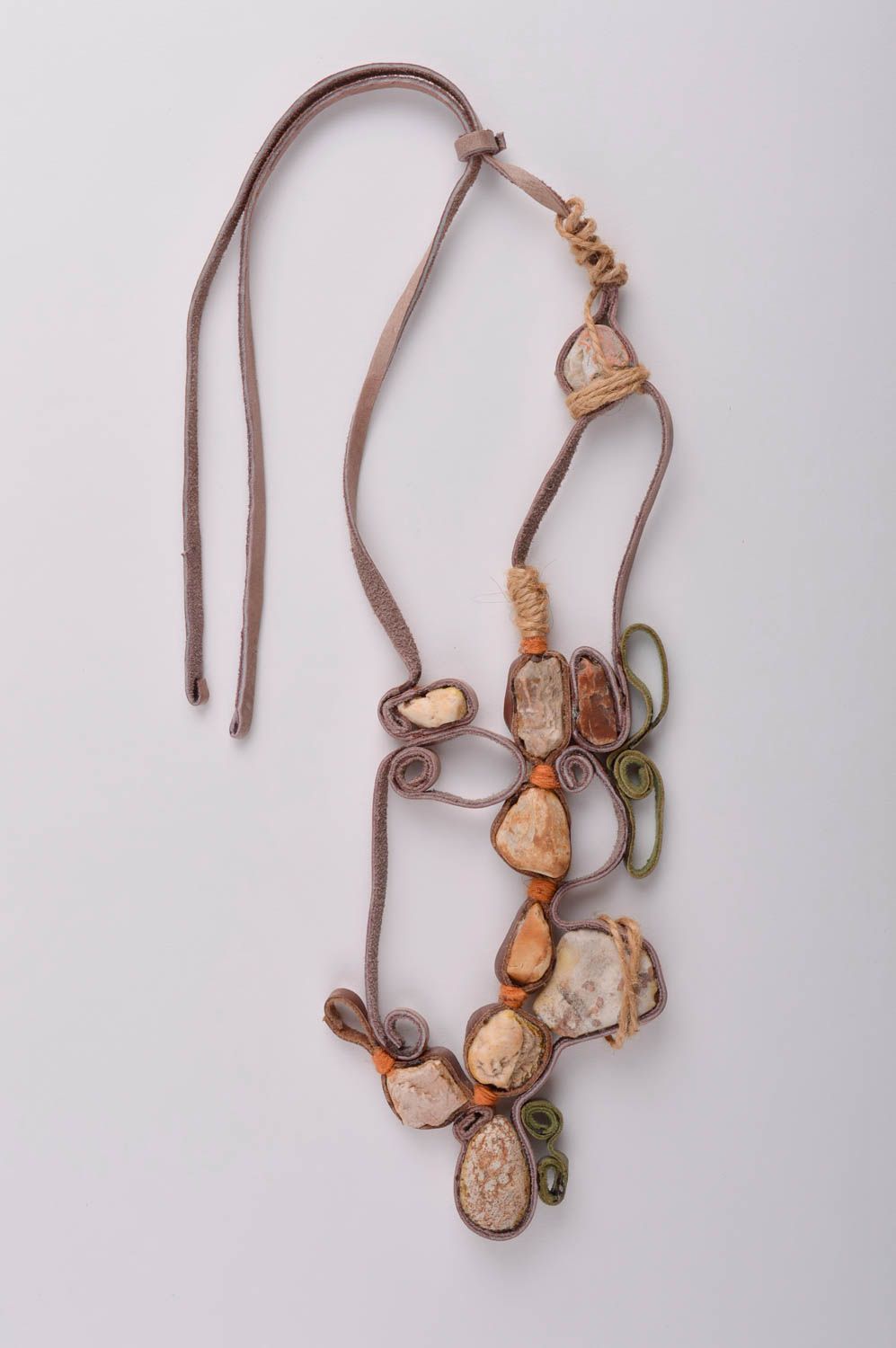 Подарок ручной работы массивное ожерелье с камнями кожаное колье необычное фото 2