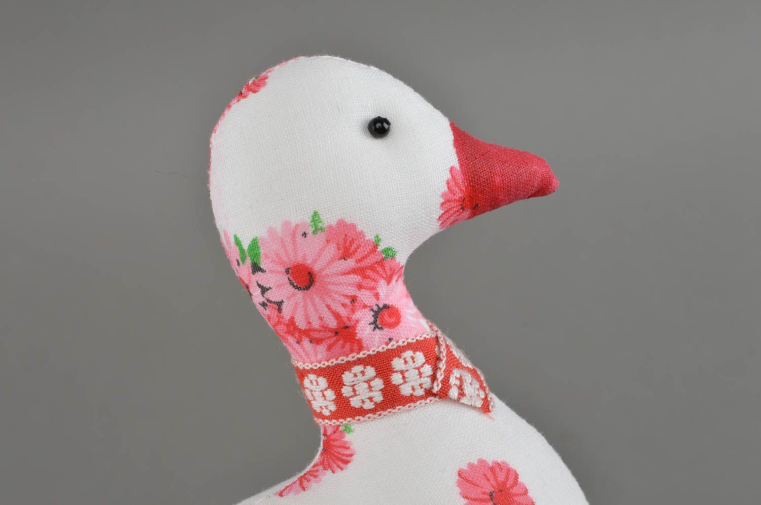 Handmade Stofftier Vogel  Kuscheltier Taube Spielsache für Kinder weiß rot foto 4