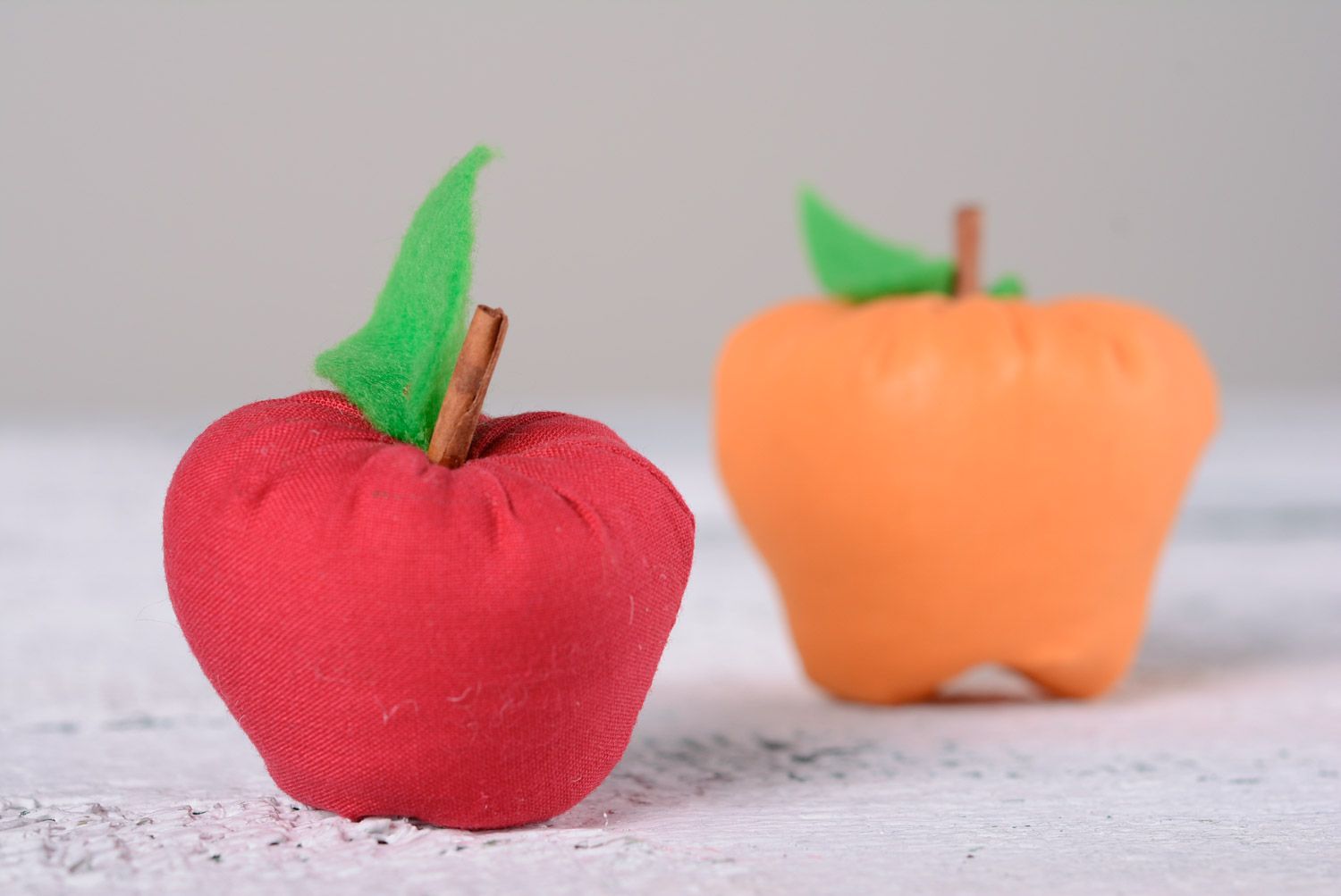 Авторские игрушки из хлопчатобумажной ткани в виде яблок ручной работы 2 штуки фото 4