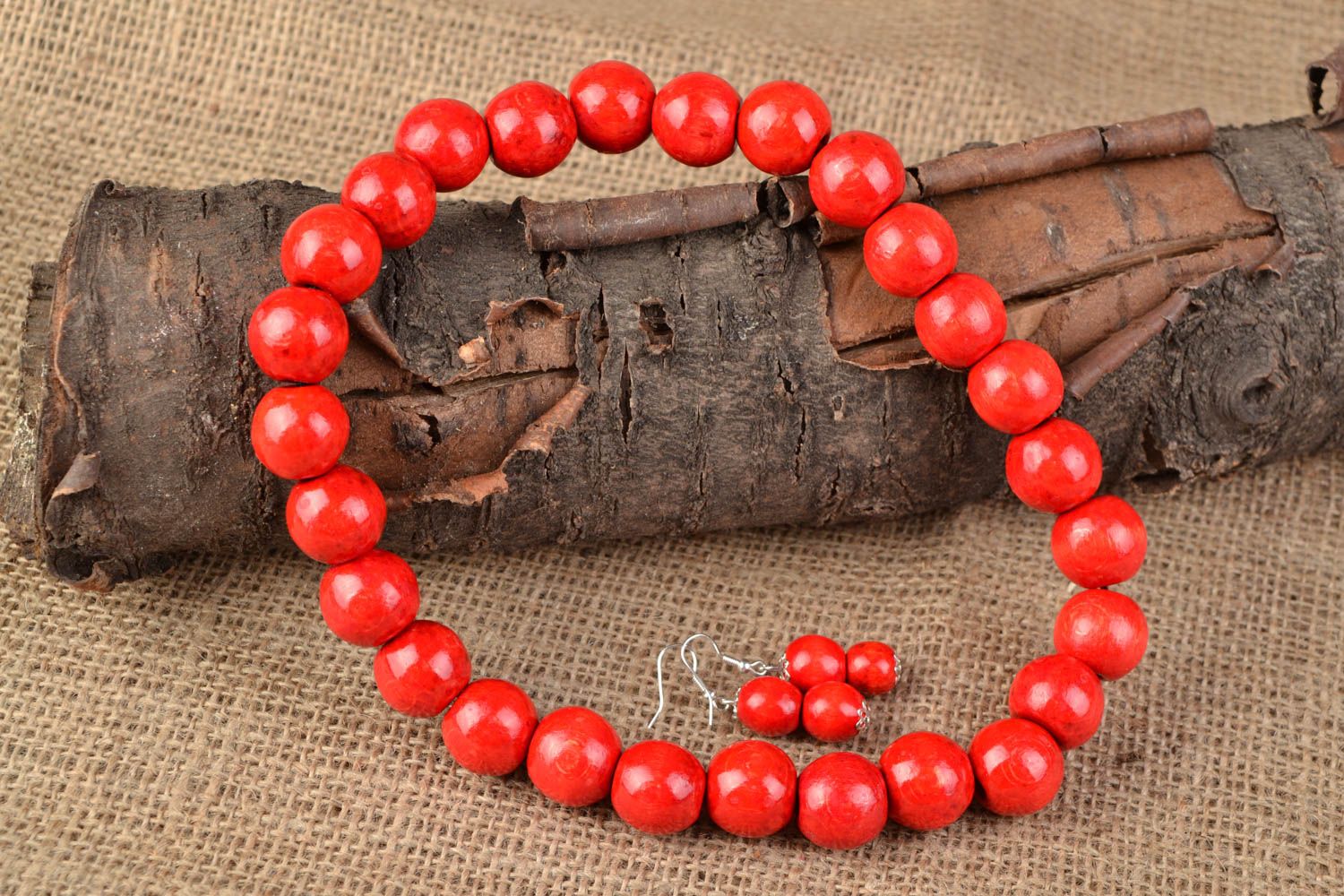 Ensemble de bijoux en bois faits main Boucles d'oreilles et collier rouges photo 1
