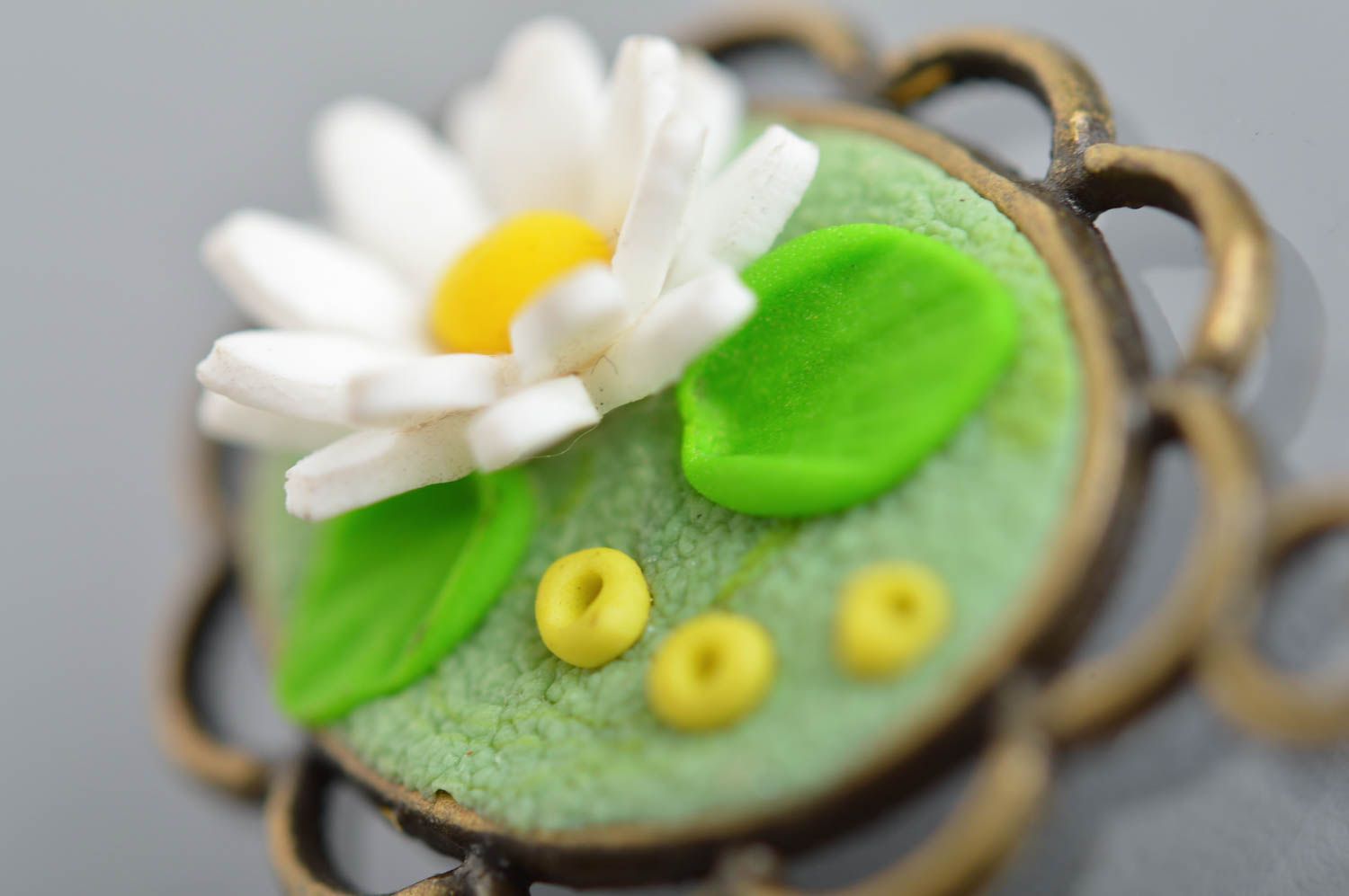 Handgemachte Blumen Ohrringe aus Polymerton Kamillen auf grünem Hintergrund  foto 4