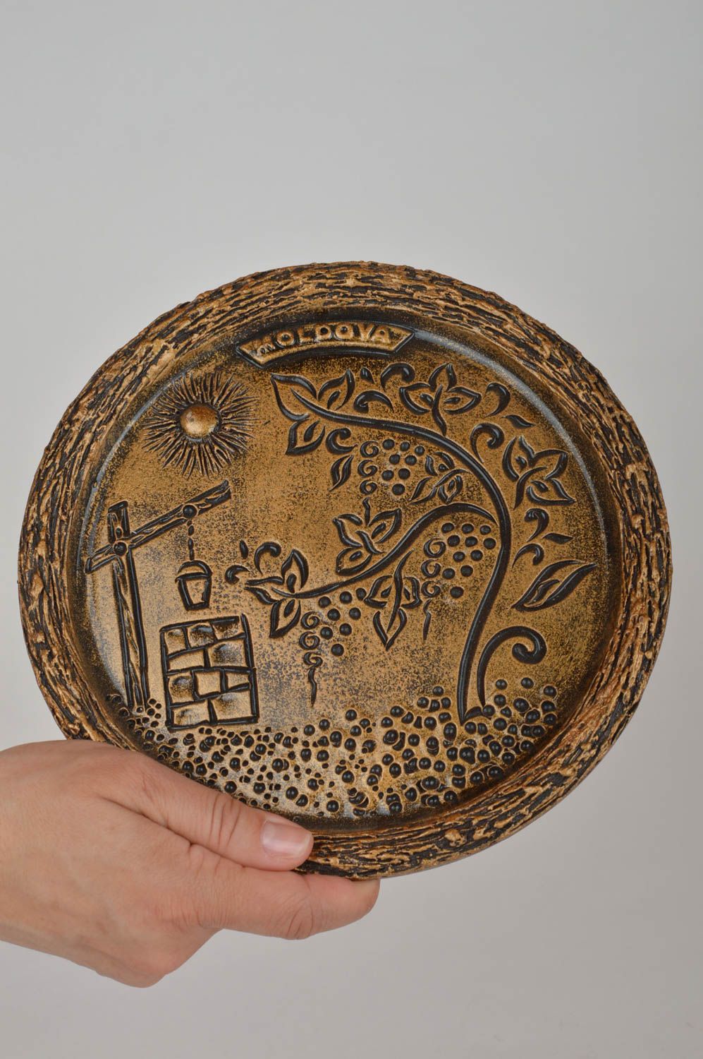 Assiette murale décorative faite main en argile ronde originale avec ornement photo 3