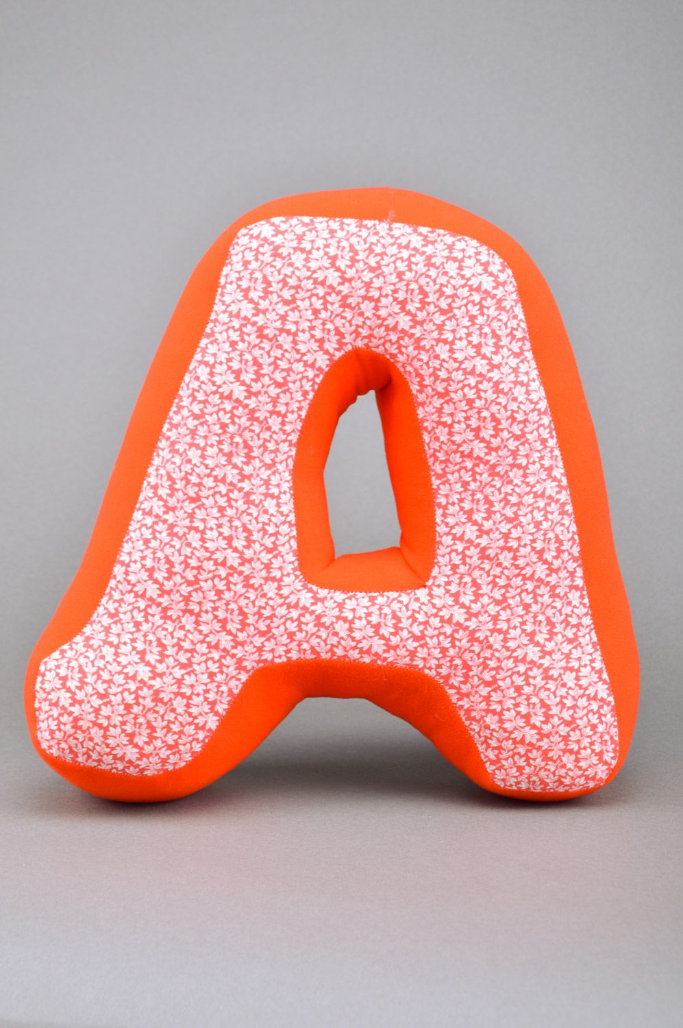 Игрушка интерьерная подушка в виде буквы из хлопковой ткани ручной работы А фото 3