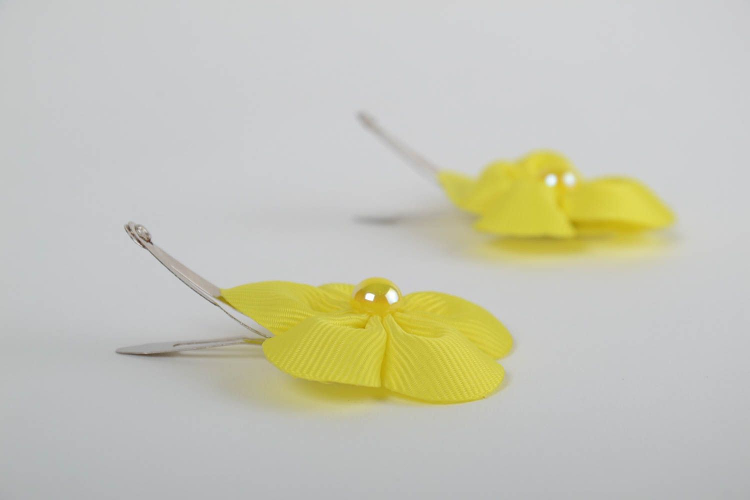 Gelbe handgemachte Haarspangen aus Atlasbändern für Kinder mit Blumen 2 Stück  foto 4