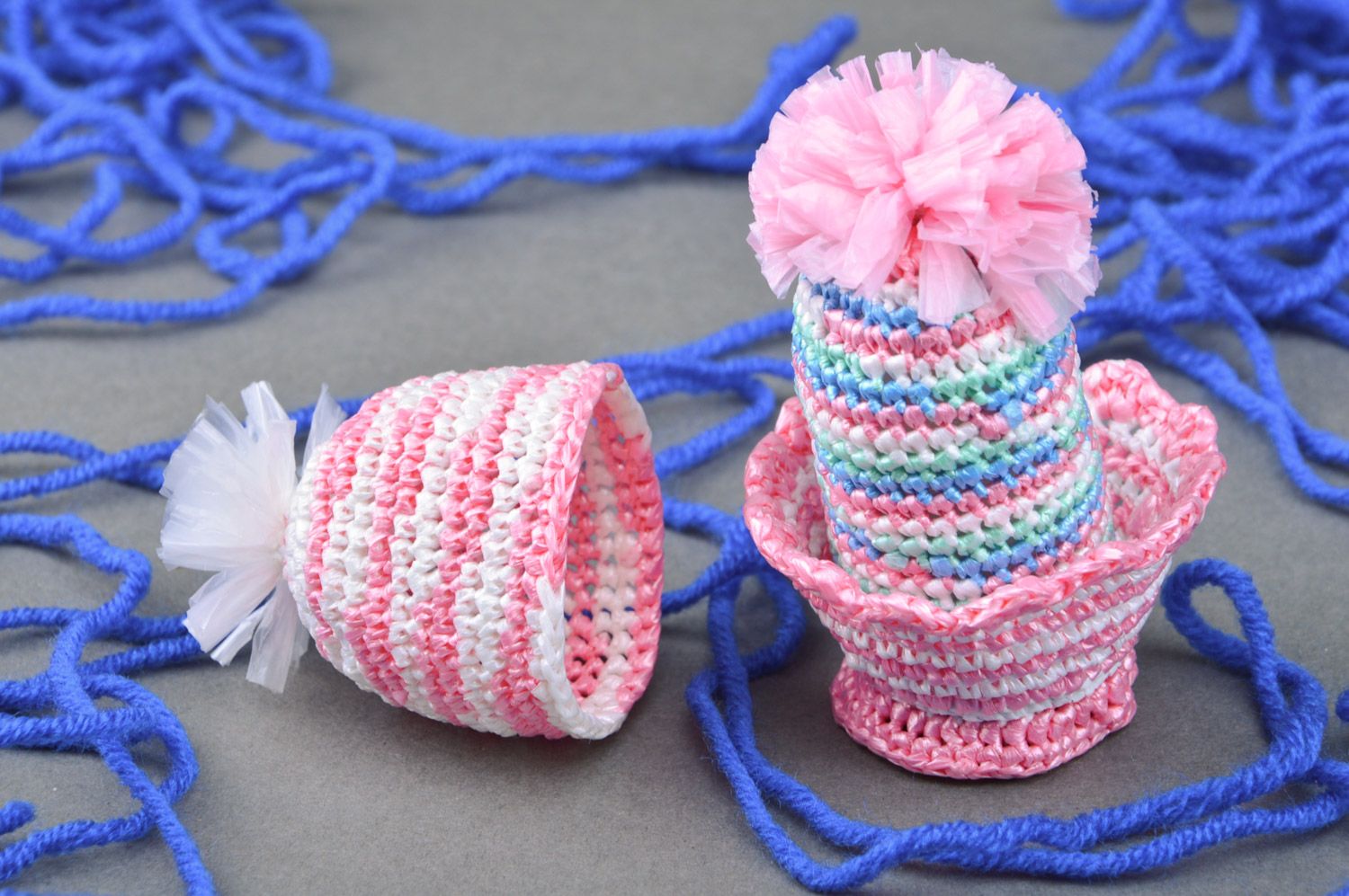 Oeuf de Pâques décoratif fait main original tricoté rose avec support et chapeau photo 1