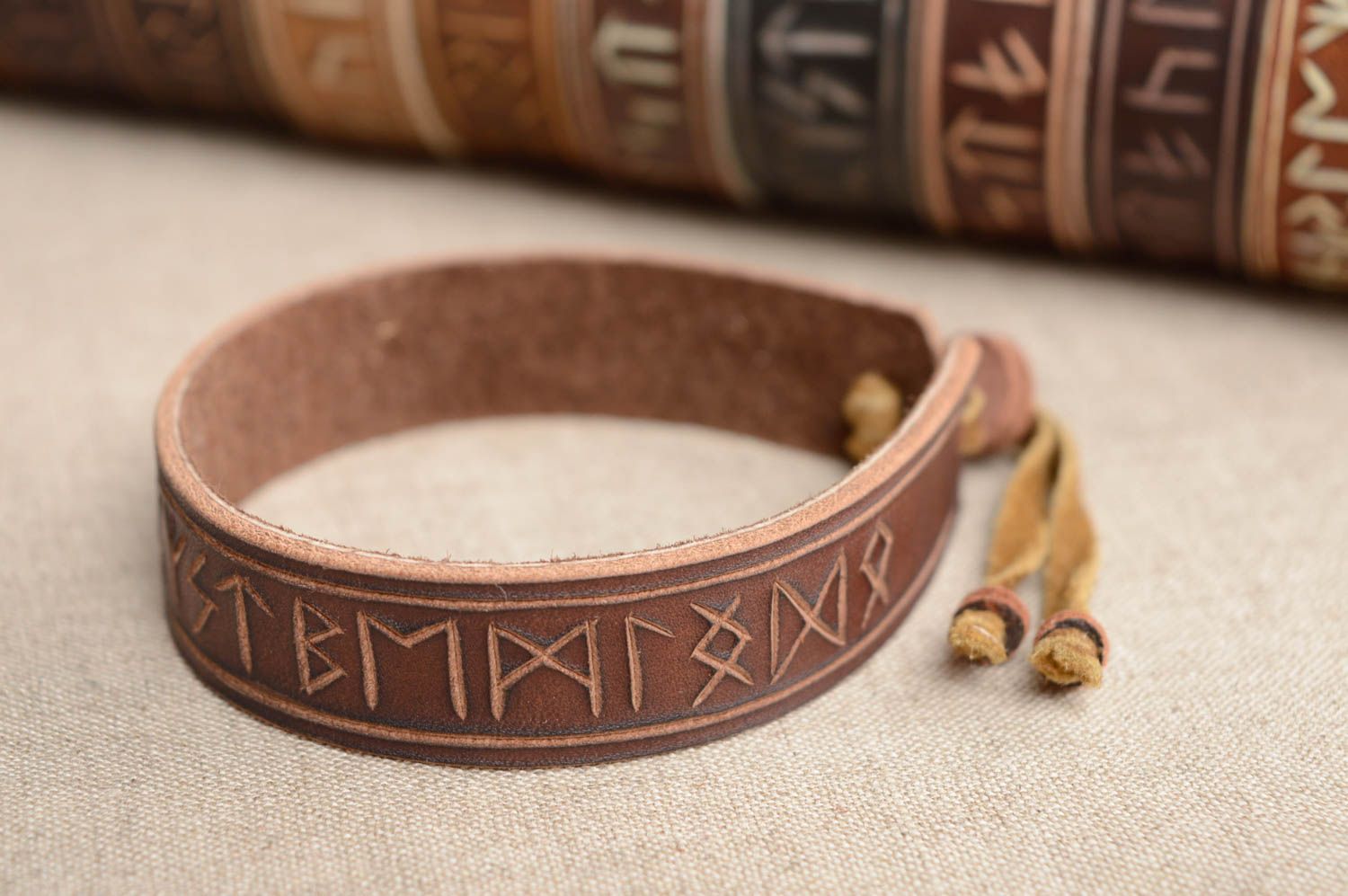 Bracelet en cuir naturel style ethnique fait main original marron avec runes photo 2