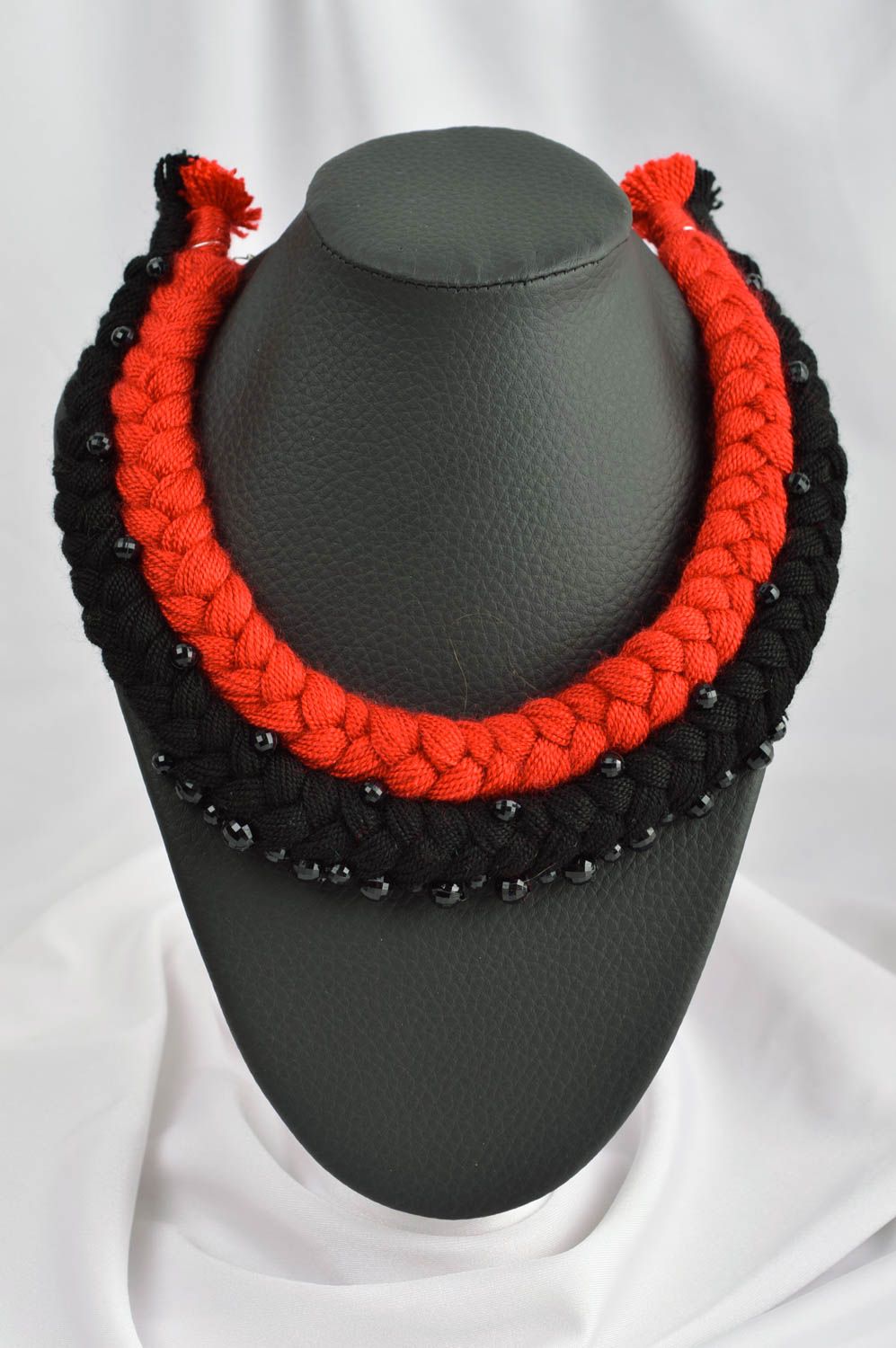 Collier textile Bijou fait main Accessoire femme noir et rouge en fils photo 1