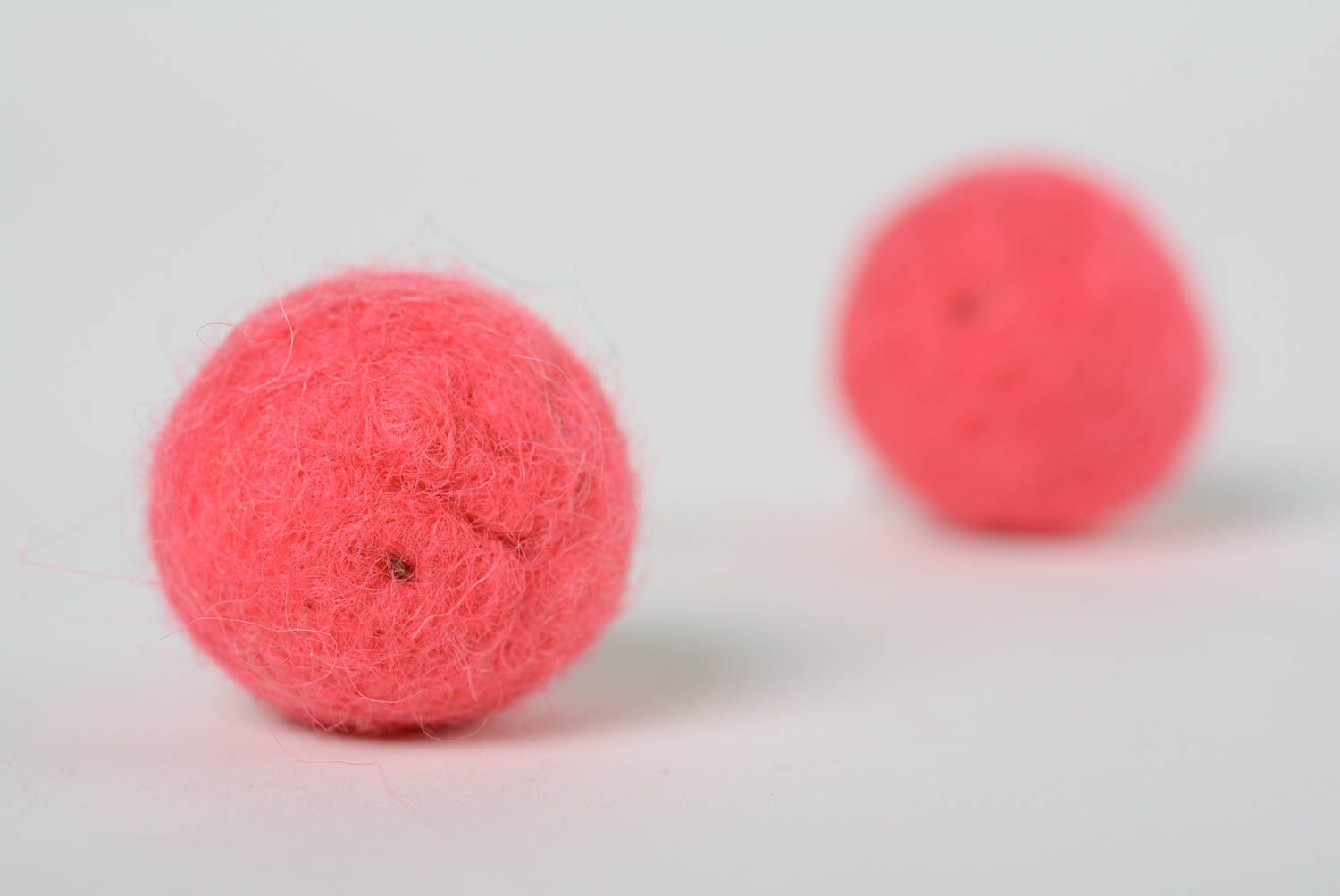 Pendientes de bolas de fieltro de lana hechos a mano foto 5
