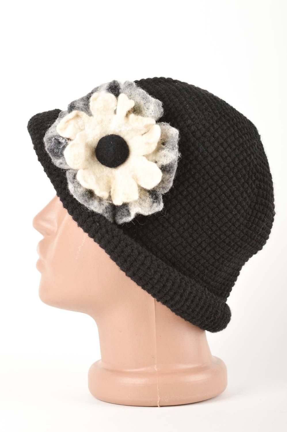 Теплая шапка ручной работы зимняя шапка черная с цветком вязаная шапка фото 3