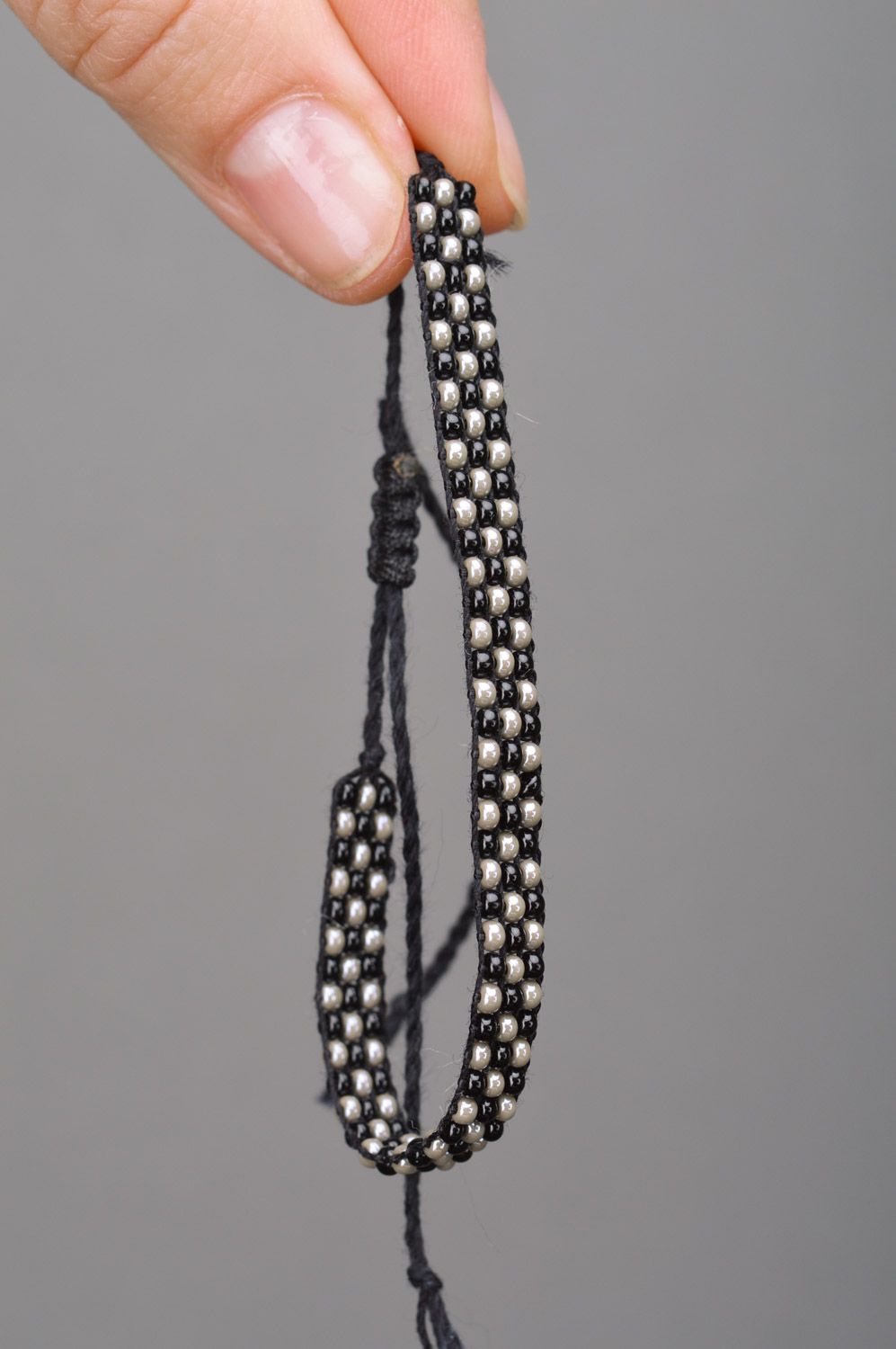 Bracelet fait main tressé de perles de rocaille noir fin accessoire pour femme photo 3