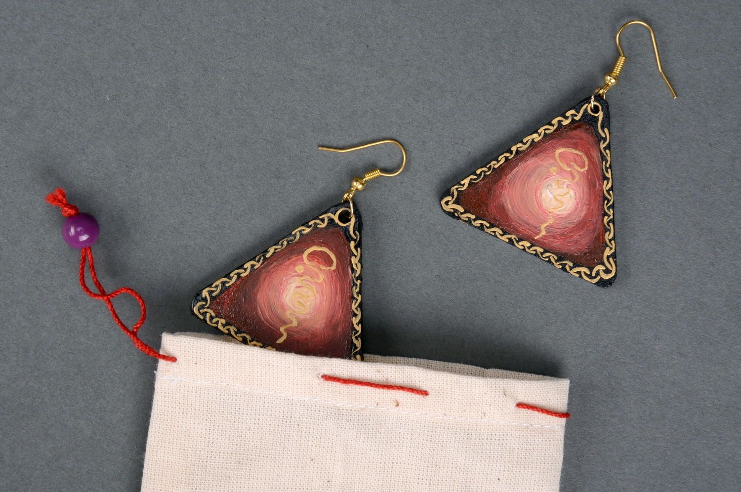 Boucles d'oreilles artisanales triangulaires en cuir  photo 4