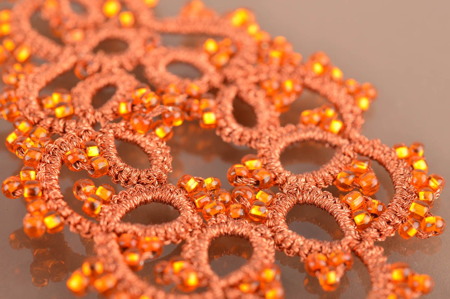 Pendientes artesanales tejidos de abalorios e hilo anaranjados grandes frivolité foto 3