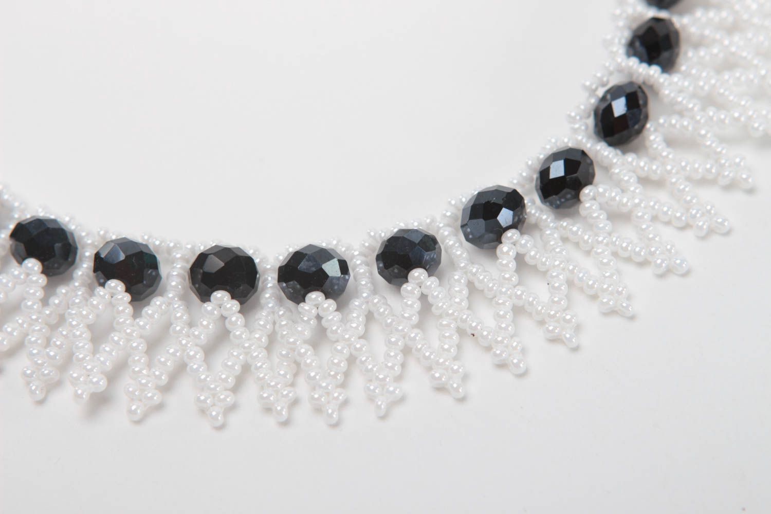 Ожерелье из бисера и хрустальных бусин ручной работы белое с черным авторское фото 4