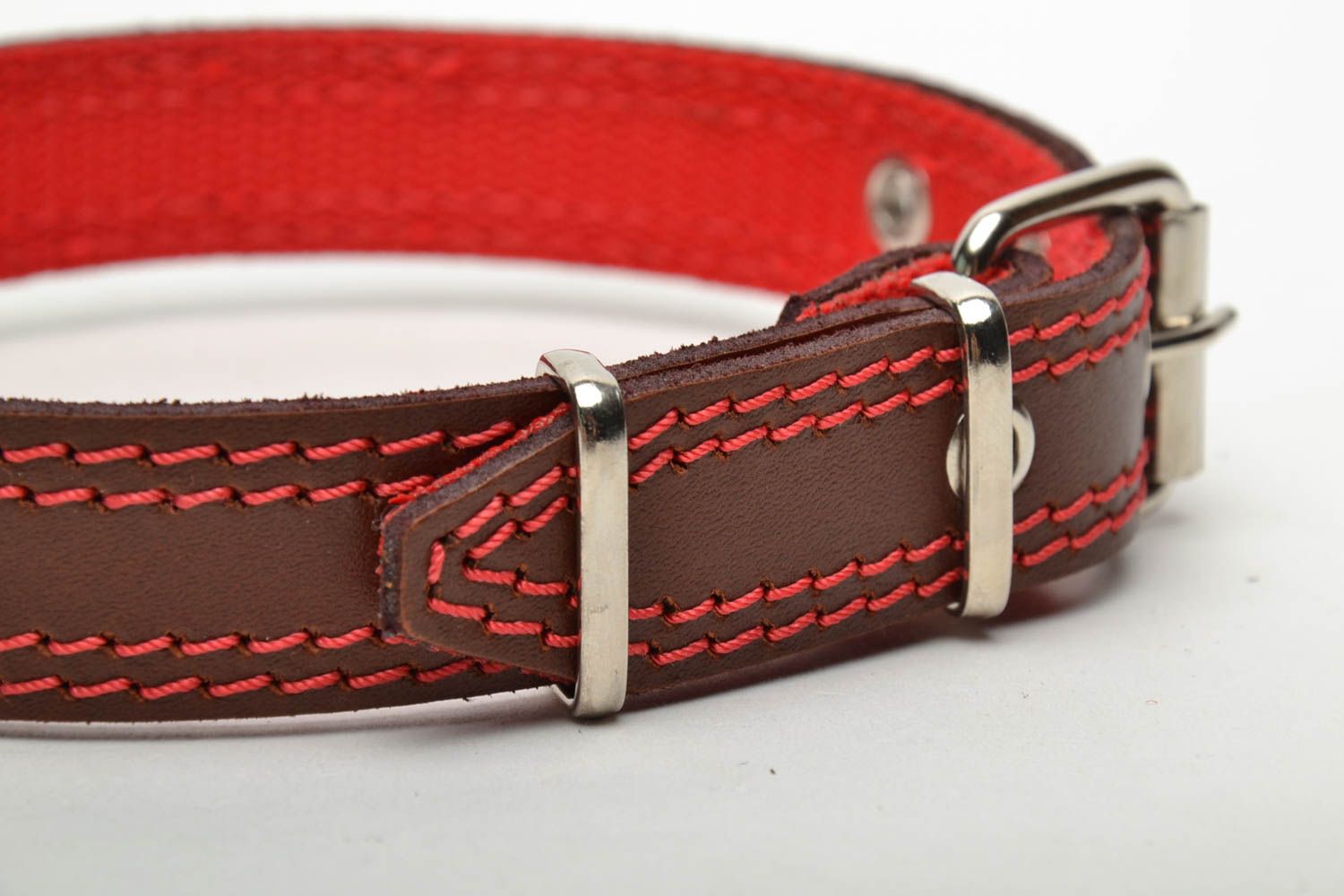Collier de chien original fait main en cuir naturel de couleur rouge accessoire photo 3