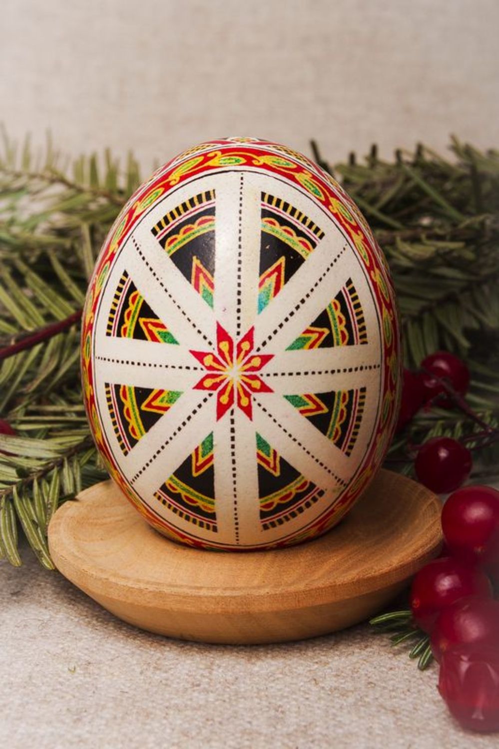 Pysanka decorativa fatta a mano L'uovo decorativo fatto a mano L'uovo pasquale
 foto 1