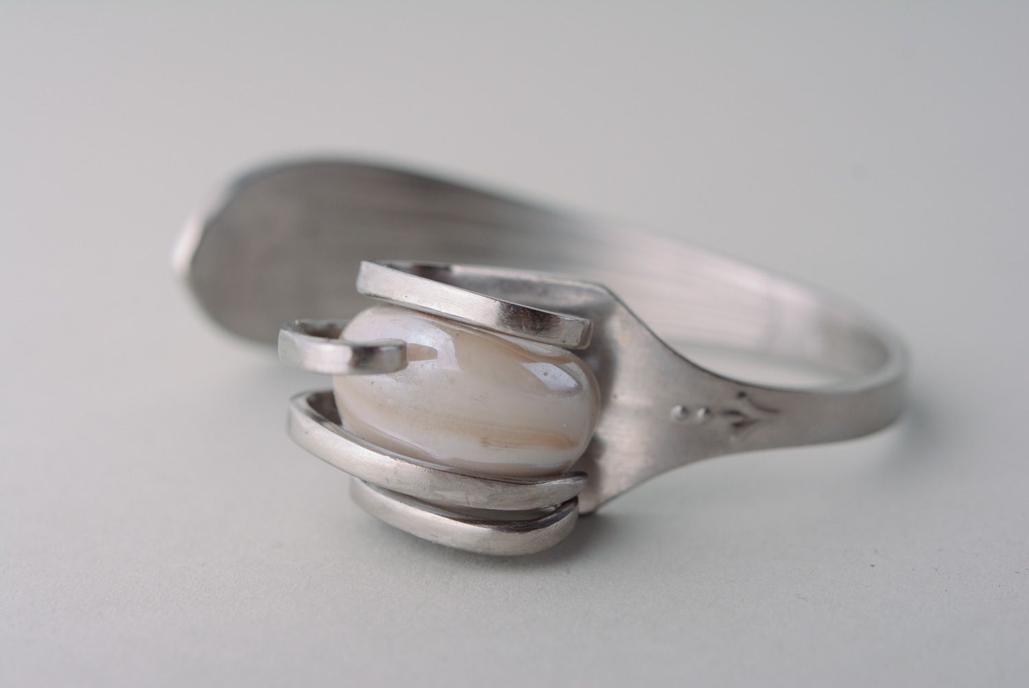 Pulsera de metal artesanal de tenedor con piedra natural foto 2
