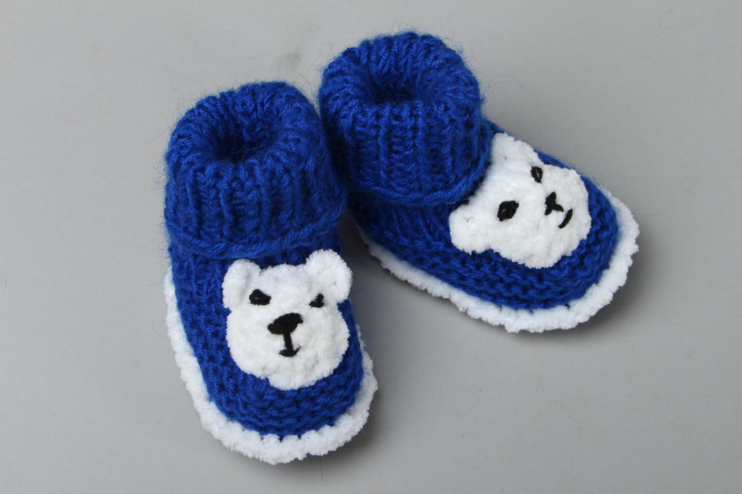 Hand knitted blue baby shoes photo 2