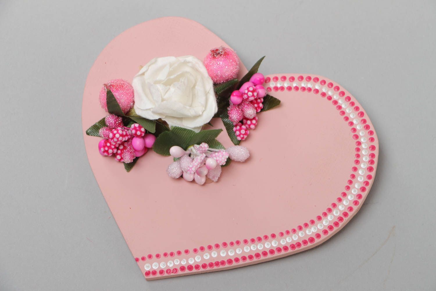 Handmade souvenir heart-shaped wooden fridge magnet of pink color with flowers photo 2
