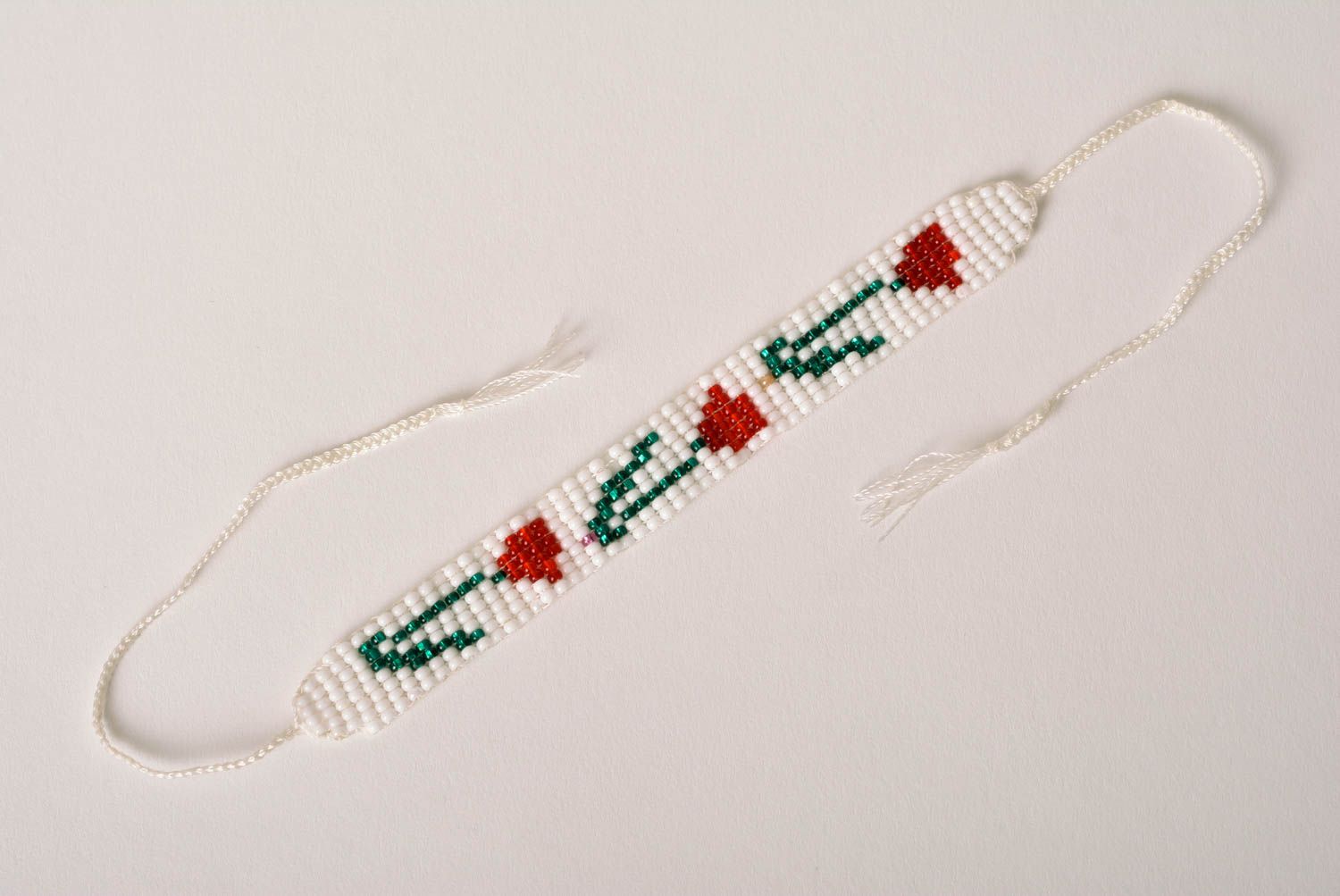 Floral tulips ornament beaded bracelet in white, red, and green color photo 5