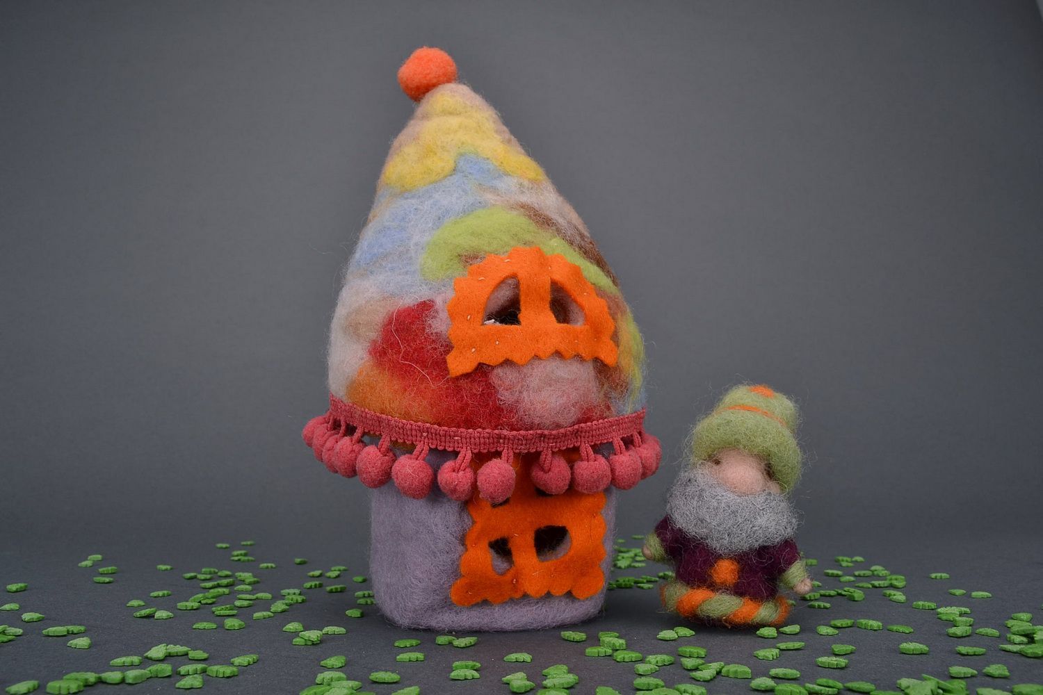 Jouet mou Gnome avec maison fait main en laine photo 5
