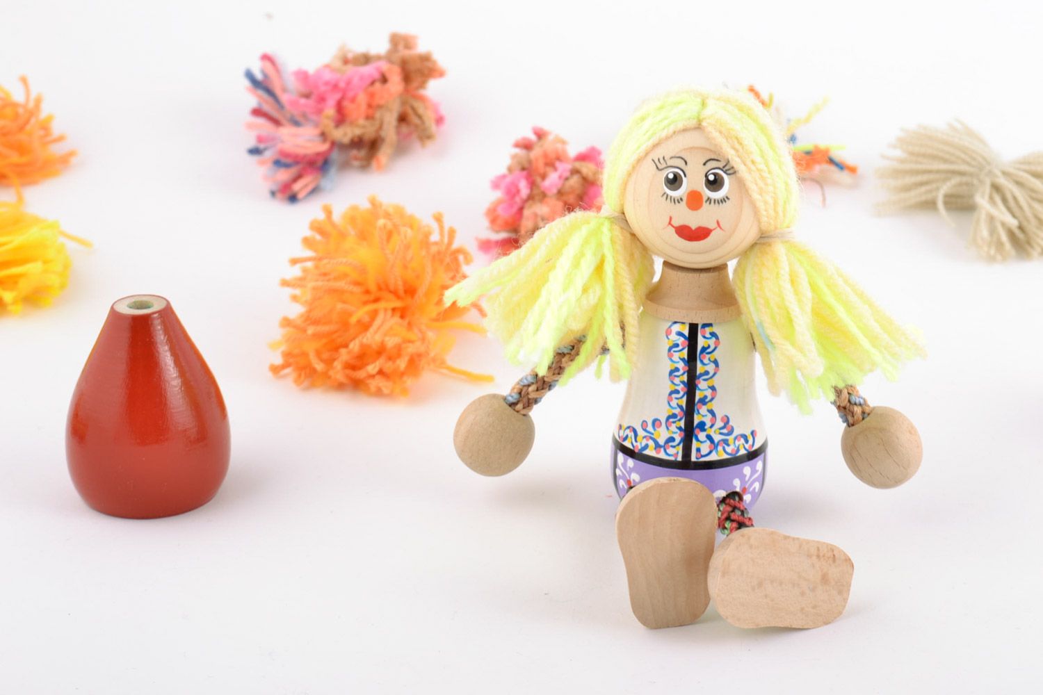 Handgemachtes Holz Spielzeug Mädchen mit Fäden und Bemalung für lustige Kinder foto 1
