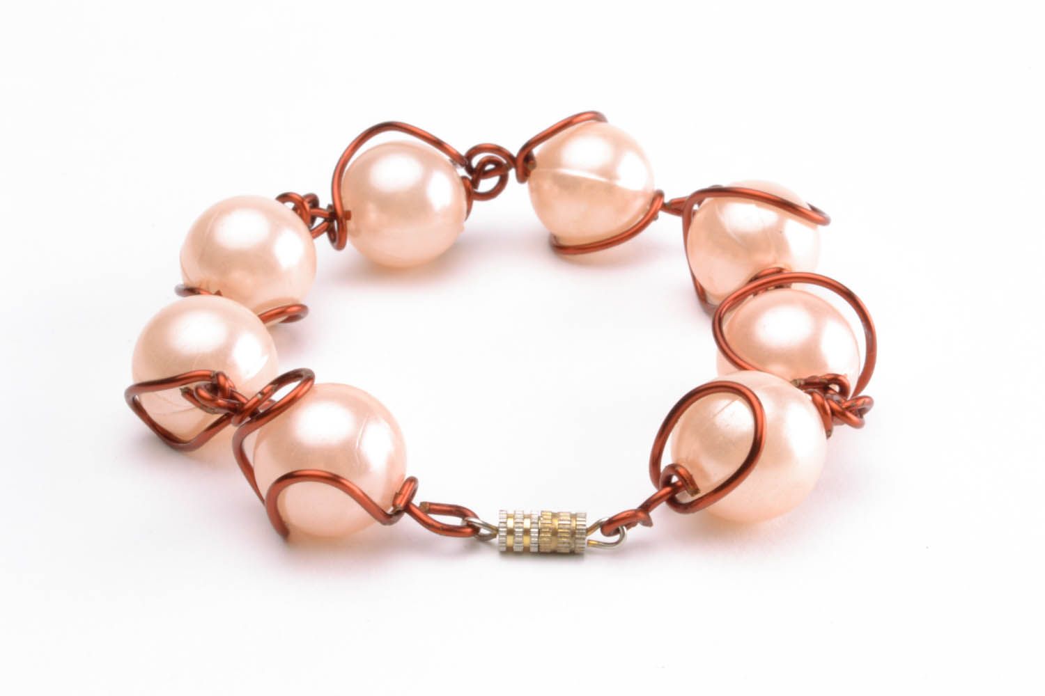 Bracelet de fil métallique et perles de verre roses photo 2