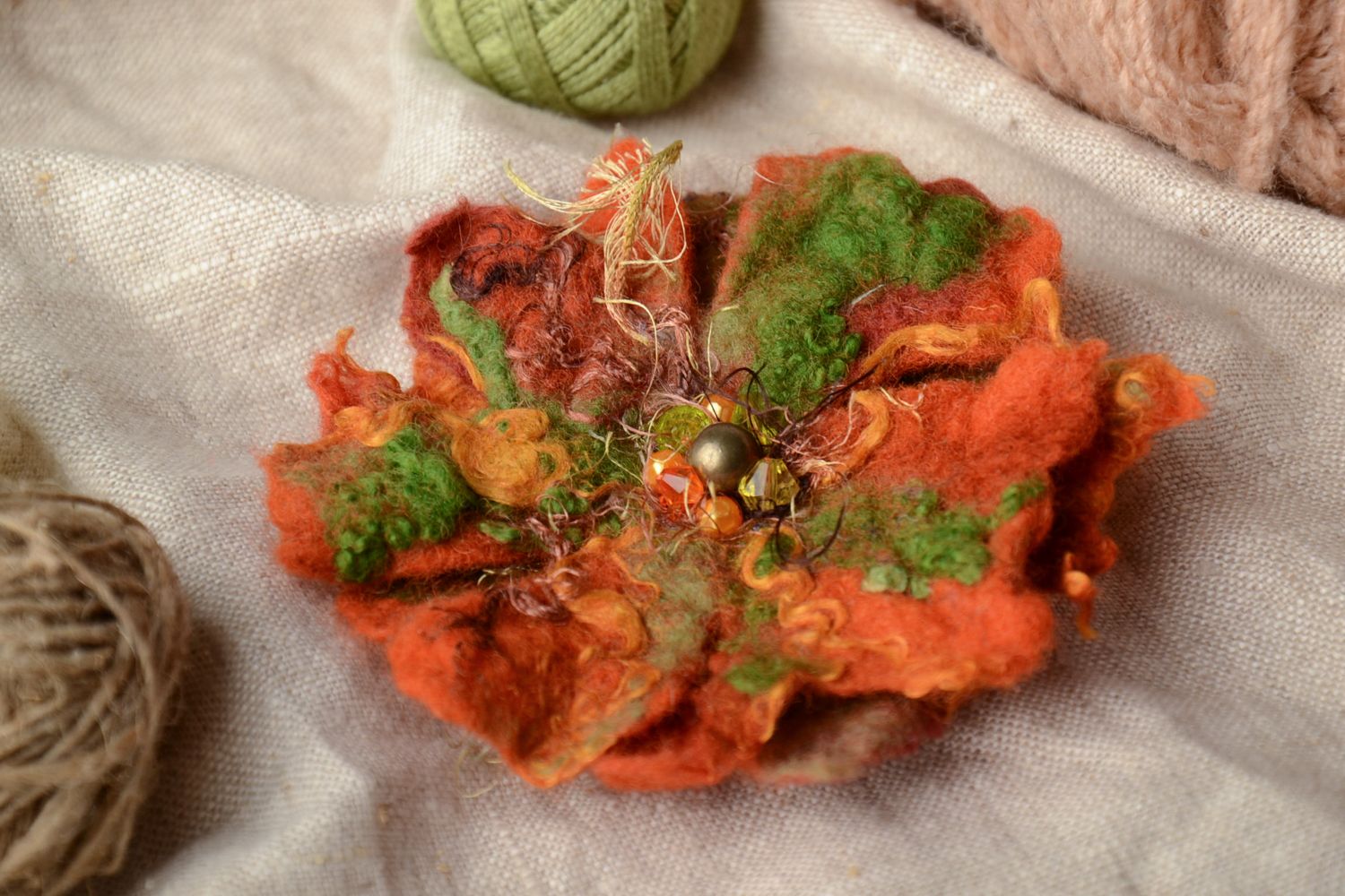Broche en laine feutrée fleur originale faite main photo 1