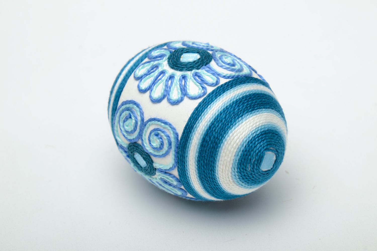 Bel oeuf de Pâques fait main original décoré de fils en soie de couleur bleue photo 4