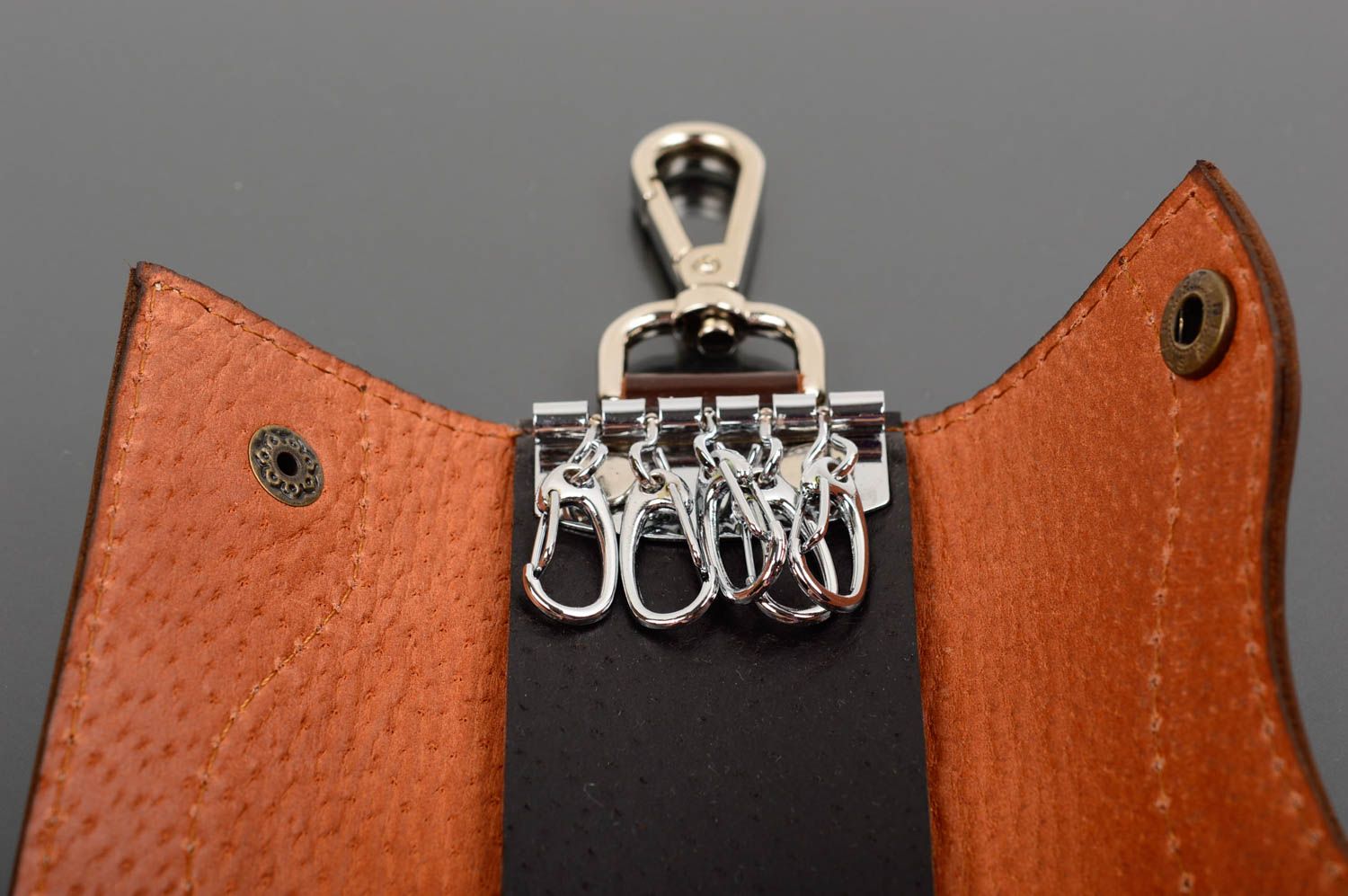 Schönes originelles elegantes braunes handgemachtes Schlüsseletui aus Leder foto 2