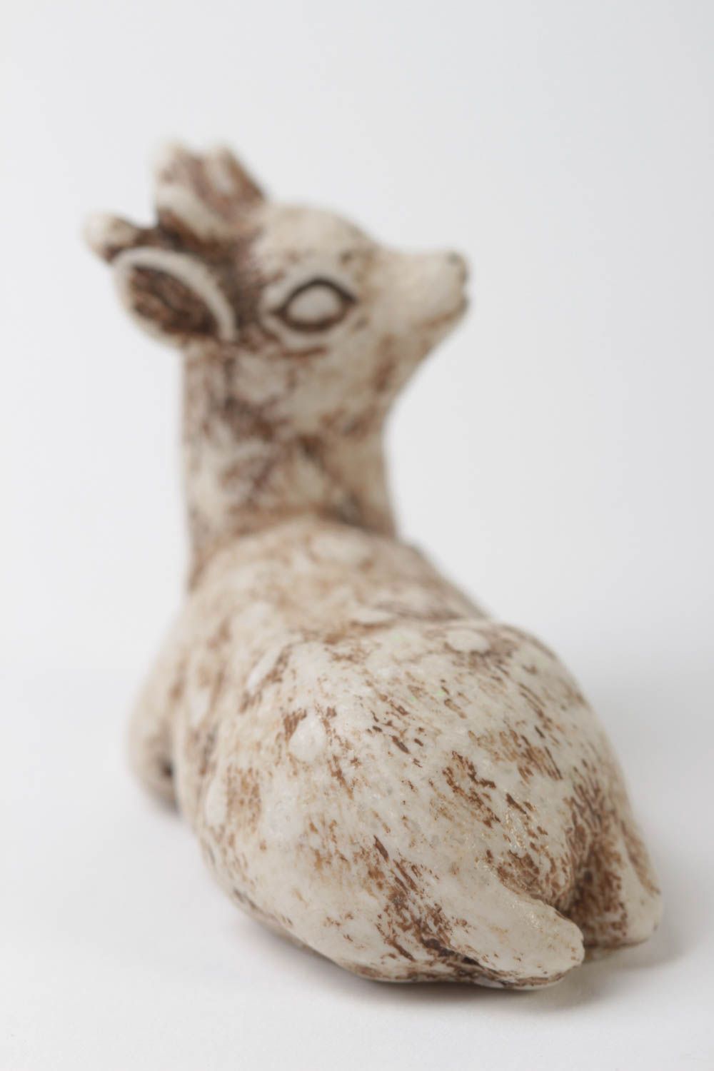 Миниатюрная фигурка нэцкэ в виде оленя из полимерной смолы ручной работы фото 4