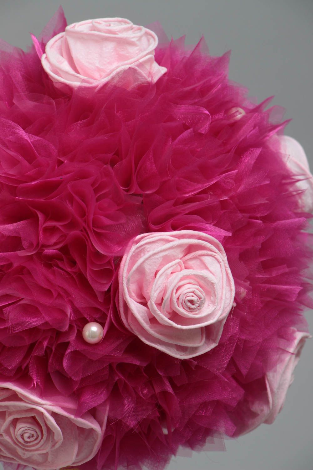 Topiario artesanal de organza y rosas rosado en maceta de tamaño mediano foto 3