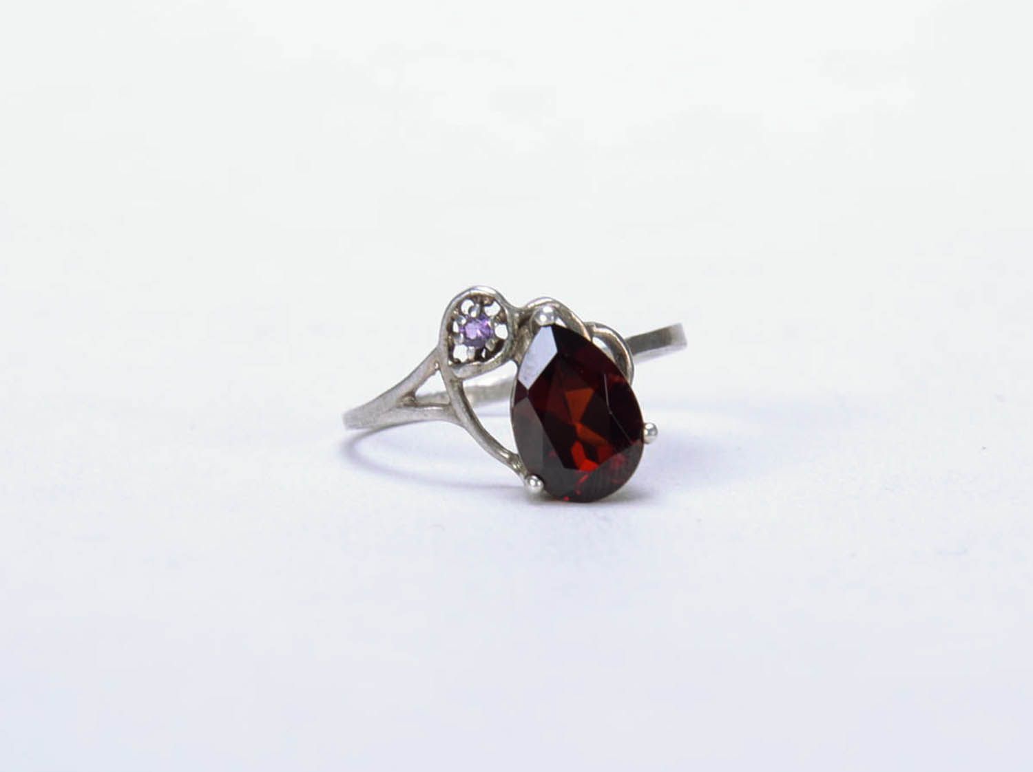 Серебряное кольцо с красным камнем  фото 3