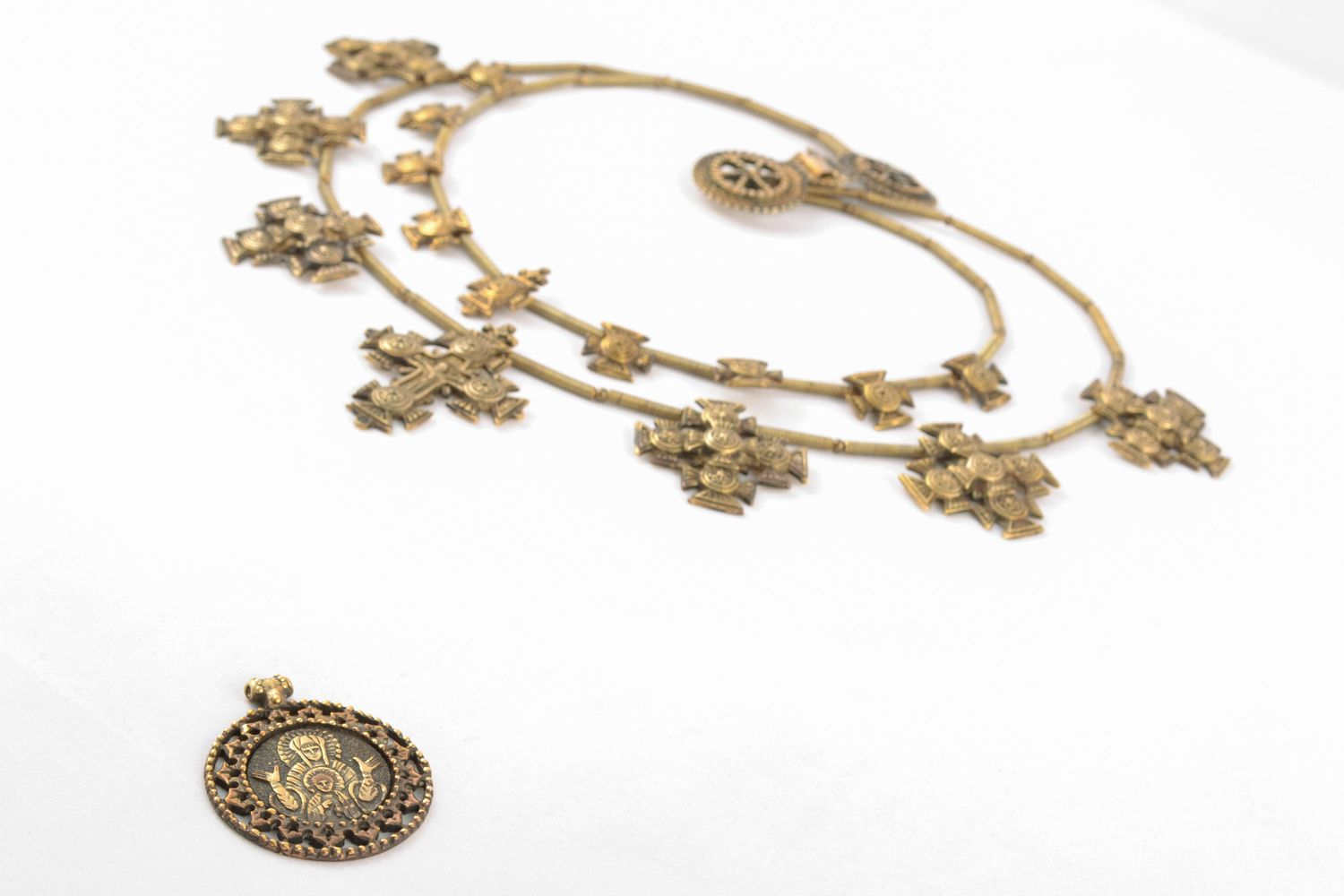 Amuleto zgard fatto a mano a forma rotonda di bronza accessorio originale  foto 4