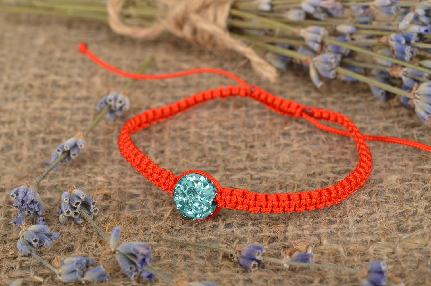 Bracelet fin tressé en lacet ciré rouge avec perle de strass bleu ciel fait main photo 1