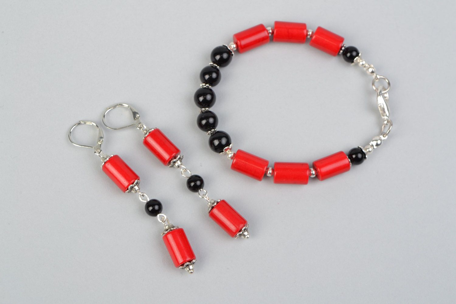 Handgemachtes Schmuckset Armband und Ohrringe aus Achat und Korallen schwarz rot foto 1